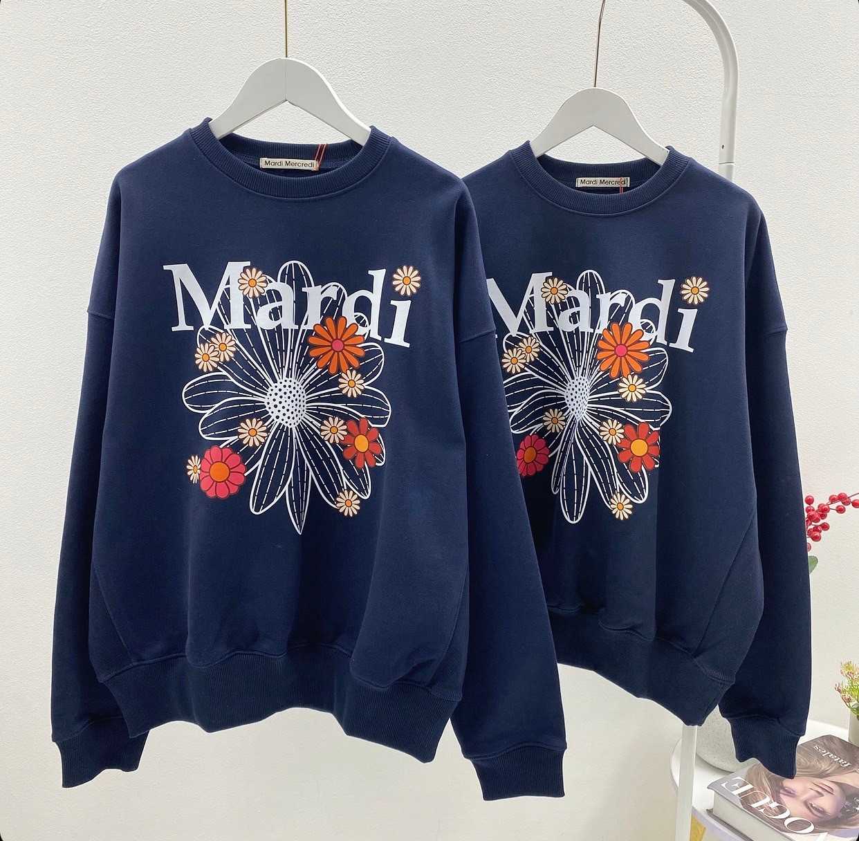 Mardi Flower Blossom  Sweatshirt (Navy/white)