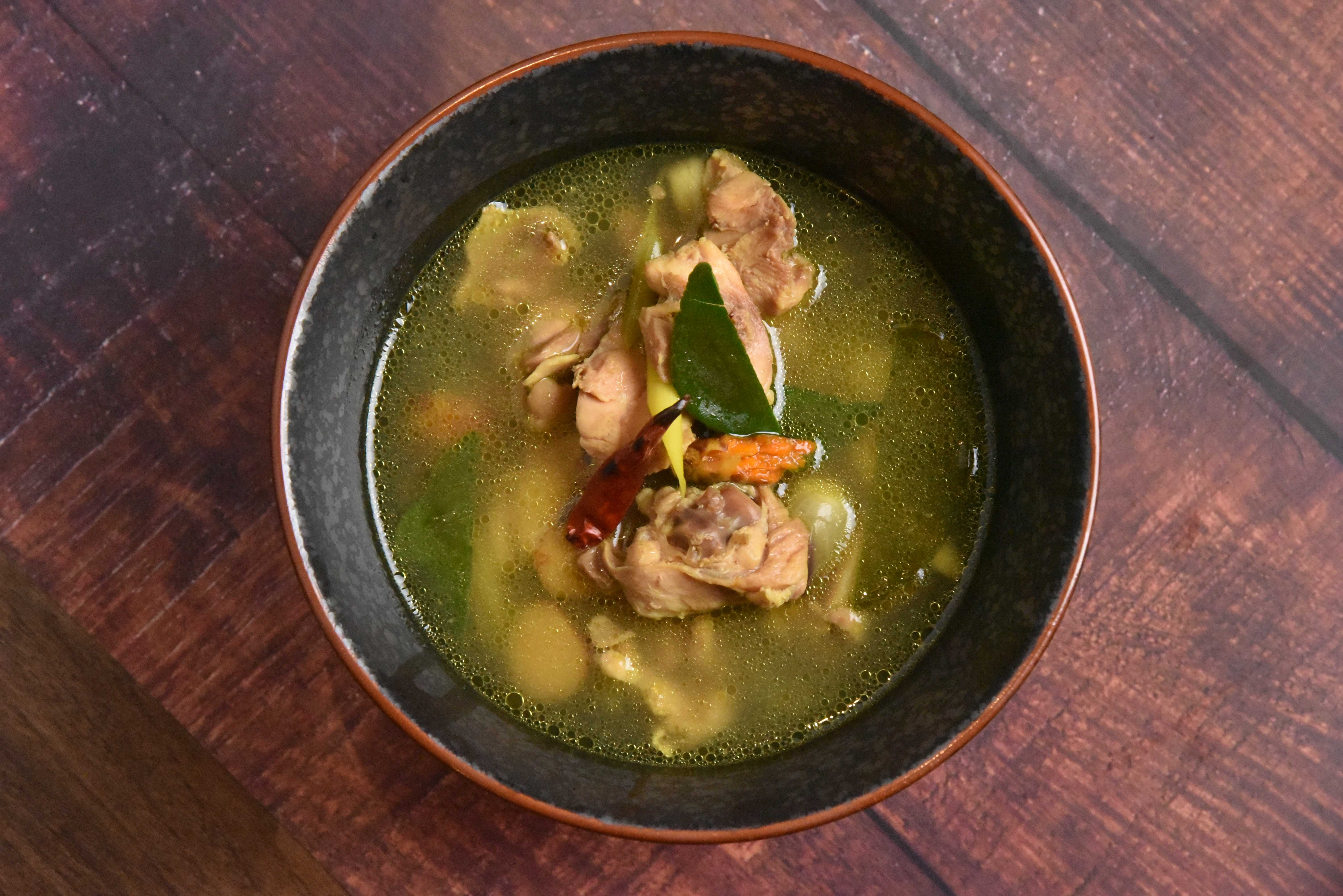 ไก่ต้มขมิ้น