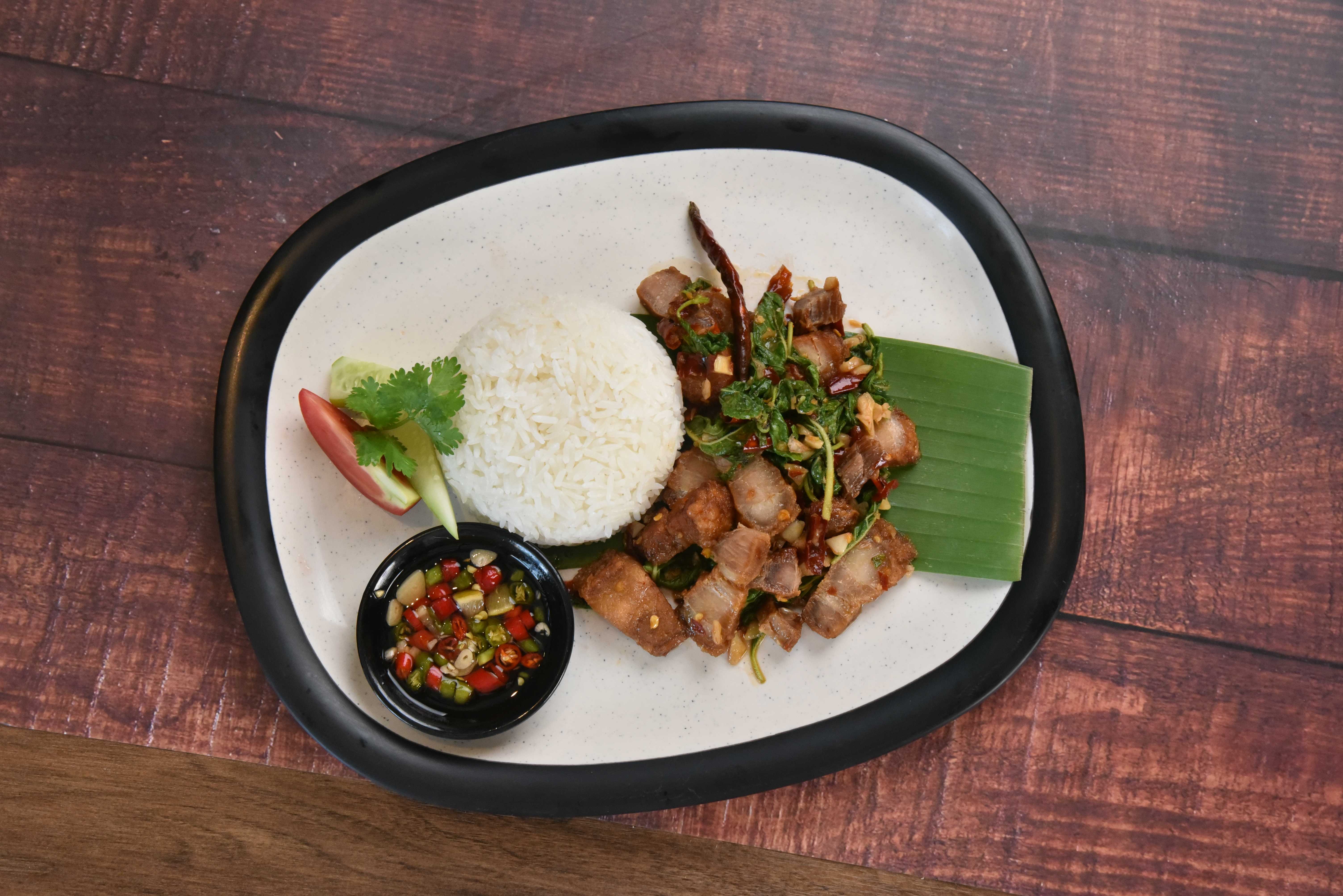 ข้าวกะเพราหมูกรอบพริกแห้ง
