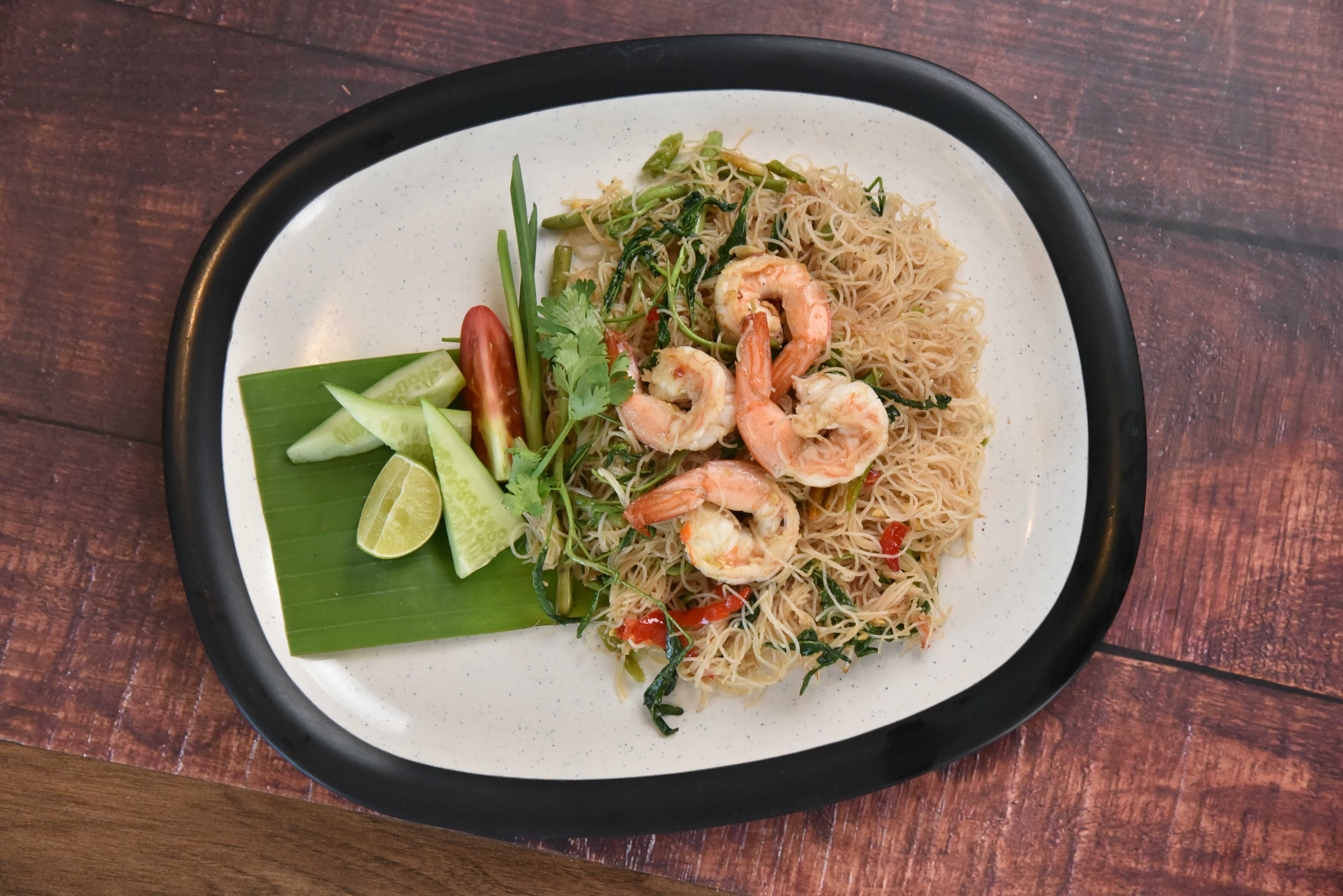ผัดหมี่กะเฉดกุ้ง