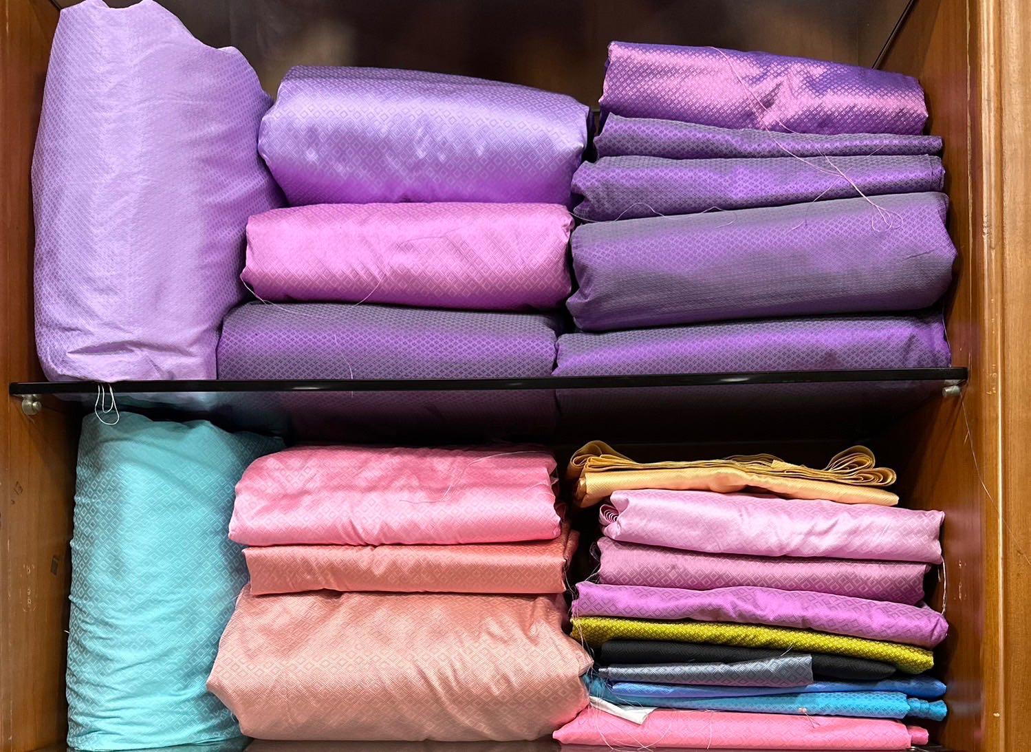 ผ้าไหมยกดอกลูกแก้ว สีพื้น  ผ้าไหมแท้ 100% ทอยกตะกอ ตัดขายเป็นหลา จำนวน 1 เท่ากับ 1 หลา ชุดที่ 1