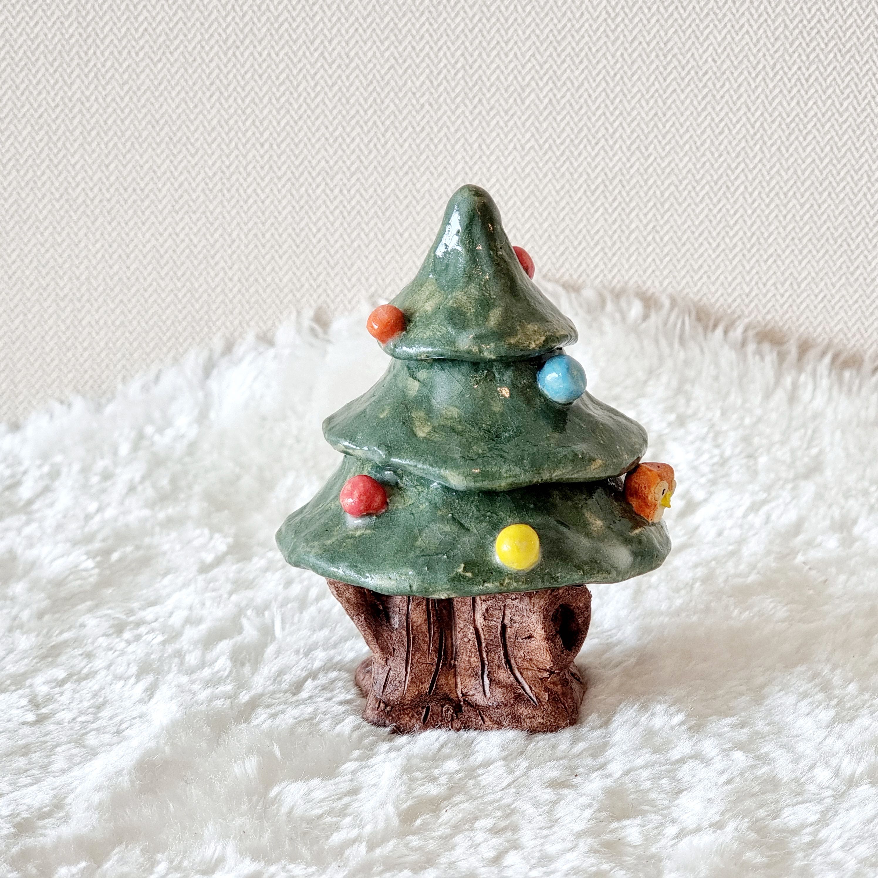 Ceramic Christmas Cedar Tree: ต้นสนคริสมาสเซรามิค