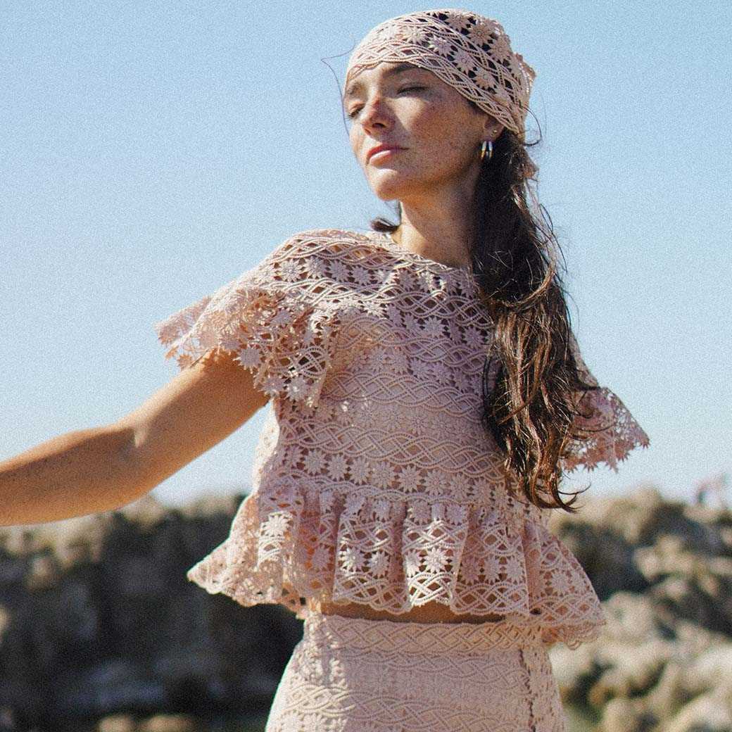 (พร้อมส่ง) Perana เสื้อลูกไม้ Zuri Crop สี Beige เบจ (ซับในเบจ)