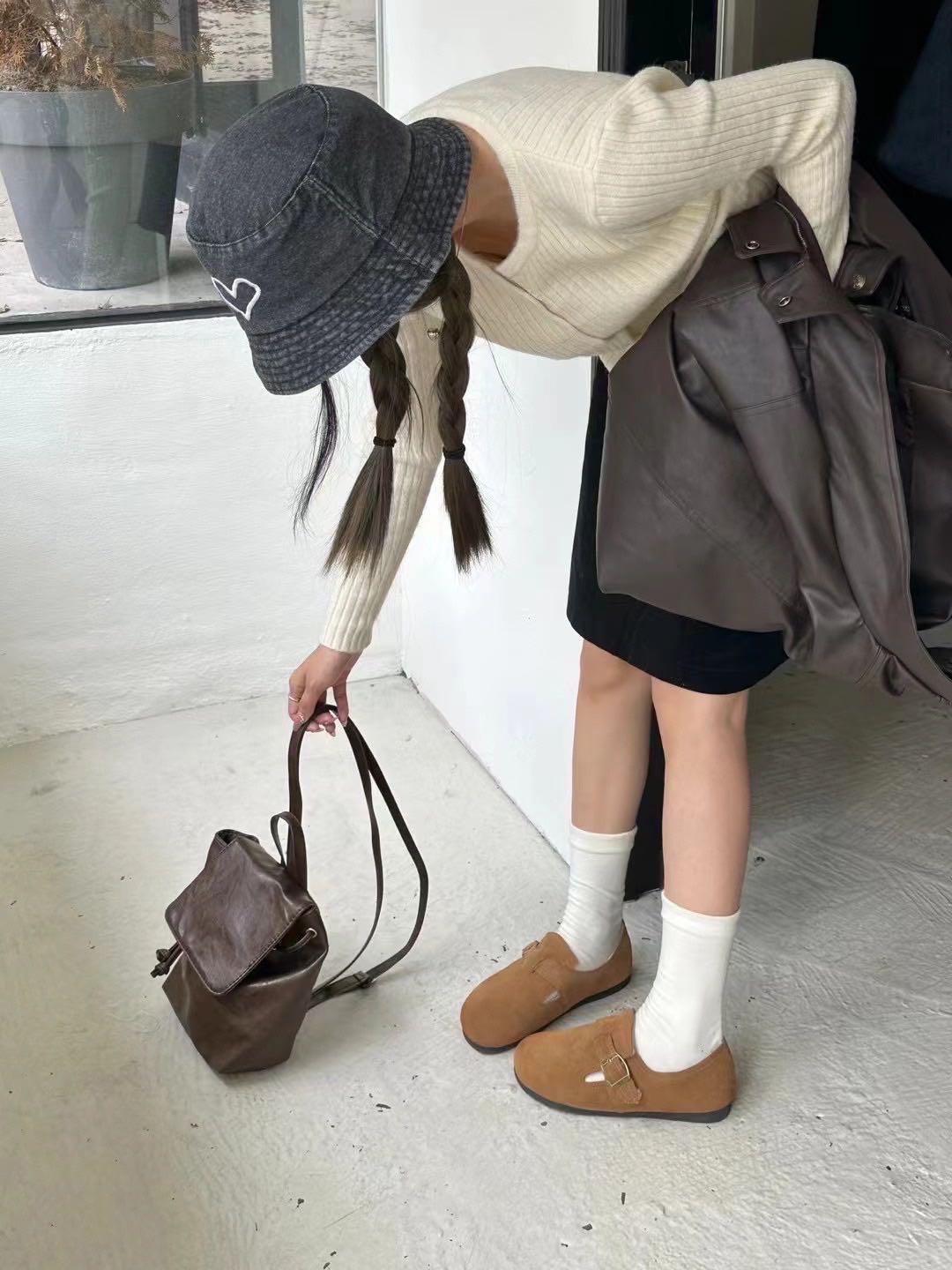 รองเท้าหัวโต แบบหุ้มส้น งานหนัง  UGG สายคาด แต่งโลหะสีทอง สามารถปรับได้