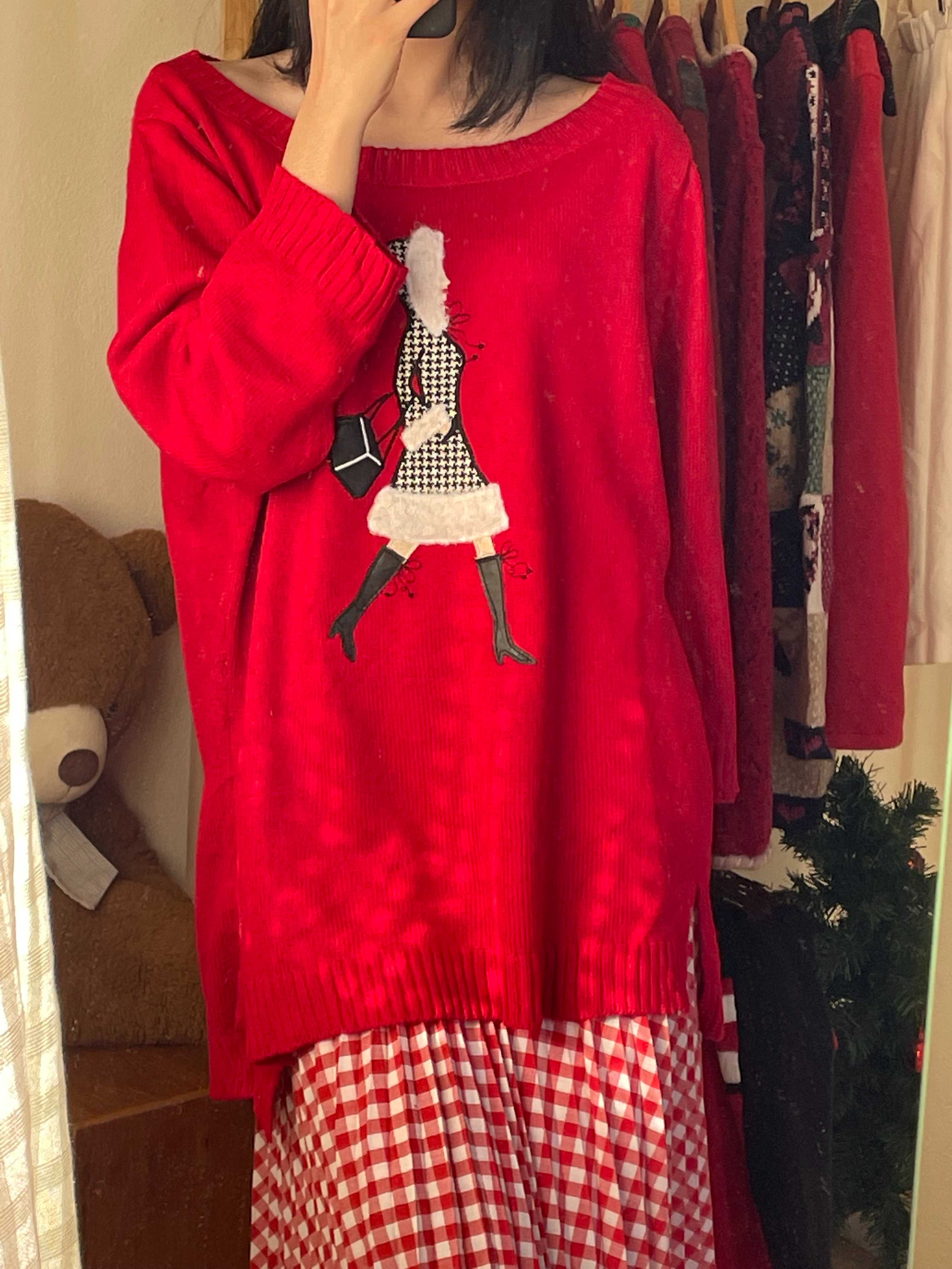 เสื้อแขนยาวไหมพรม สีแดง ปักลายผู้หญิง