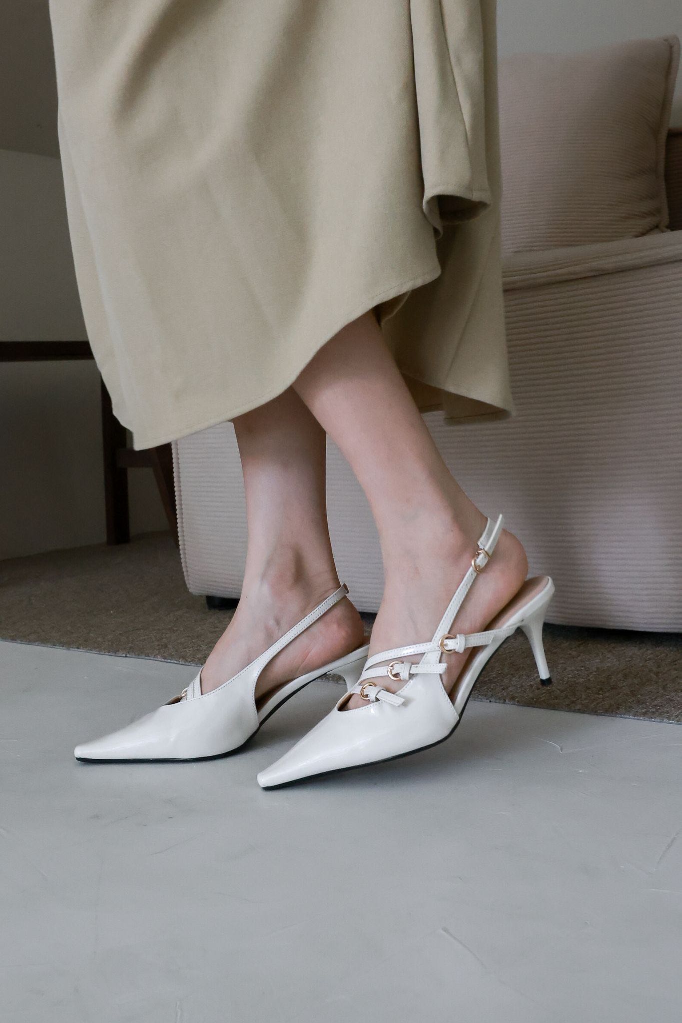 รองเท้าส้นเตี้ย miu. miu รัดส้น สายคาด 3 เส้น สายสามารถปรับได้