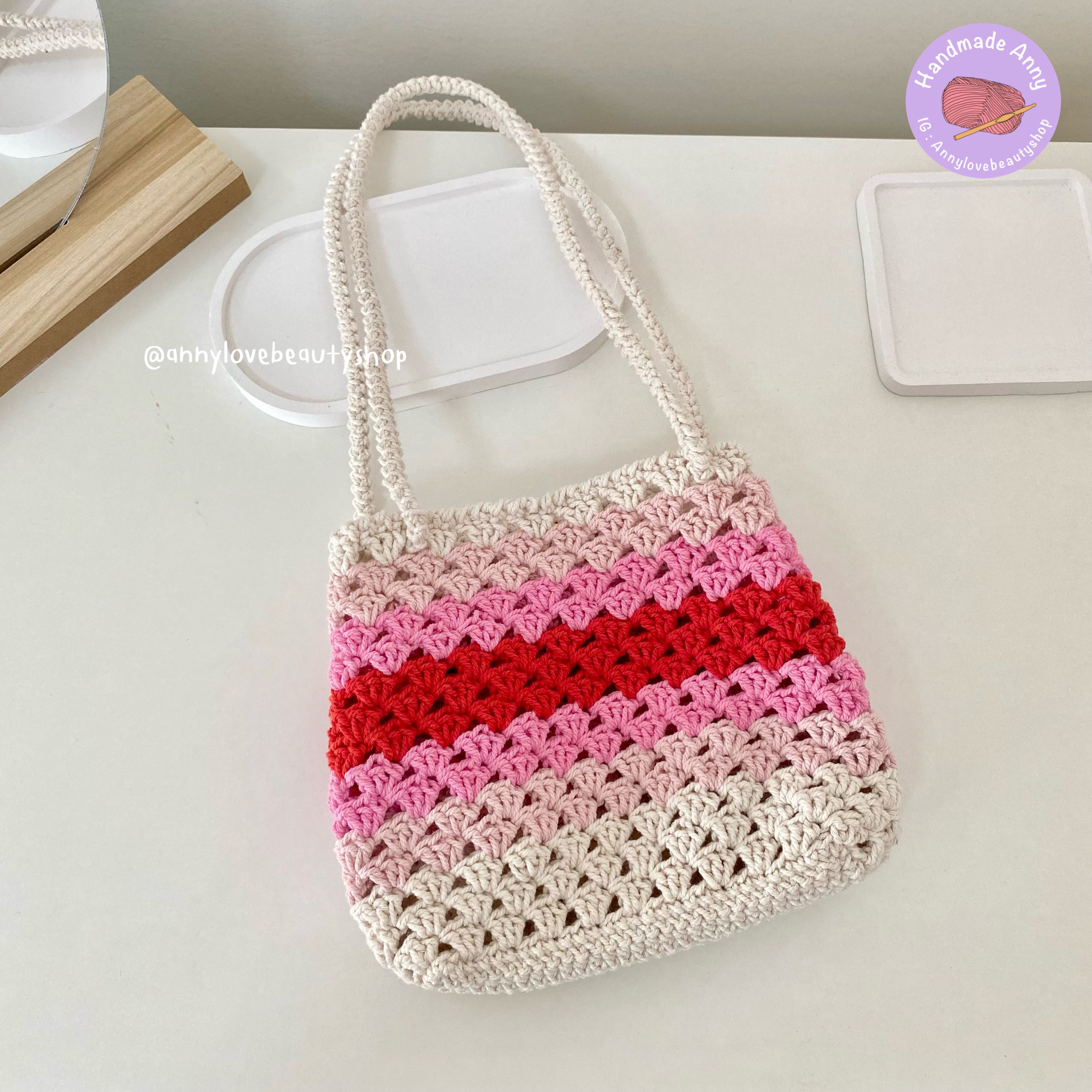 Handmade กระเป๋าถักไหมพรม สามารถสะพายข้างหรือสะพายไหล่ได้ โทนสีชมพูแดง