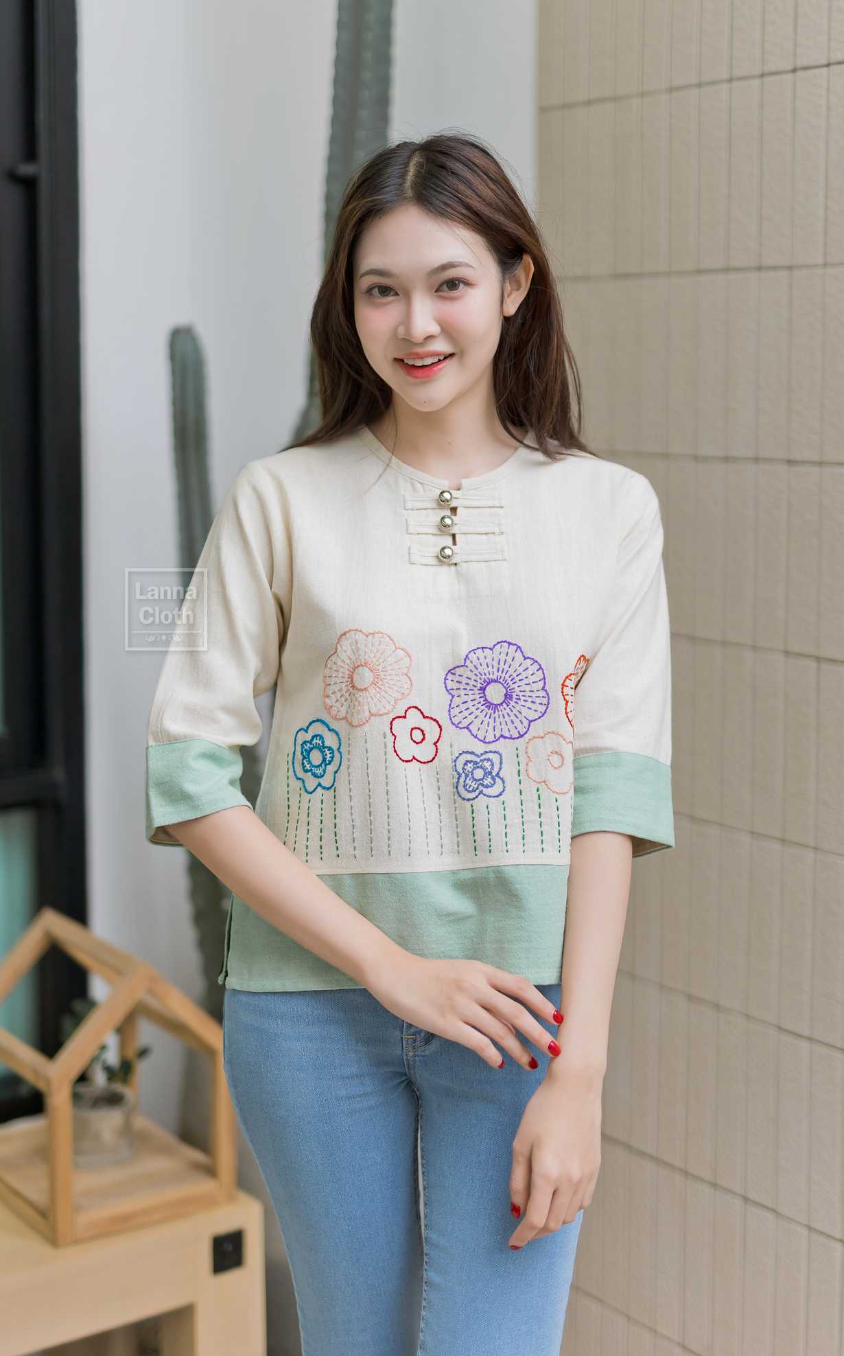 เสื้อผ้าฝ้ายทูโทน สีผ้าฝ้ายธรรมชาติ ต่อผ้าสีเขียวมิ้น ปักดอก โด่ดเด่นไม่ซ้ำใคร..