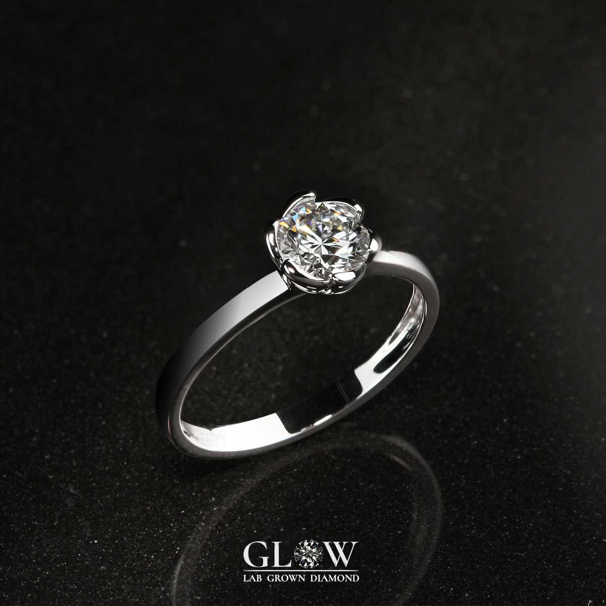 Glow Diamond แหวนทองคำขาว 14 เค ประดับด้วยเพชร Lab Grown Diamond