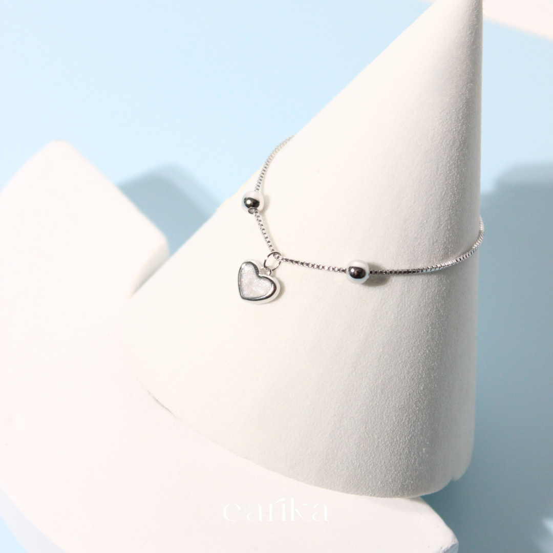 earika.earrings - silver ivory soul bracelet สร้อยข้อมือจี้หัวใจ ปรับขนาดได้ เหมาะสำหรับคนแพ้ง่าย