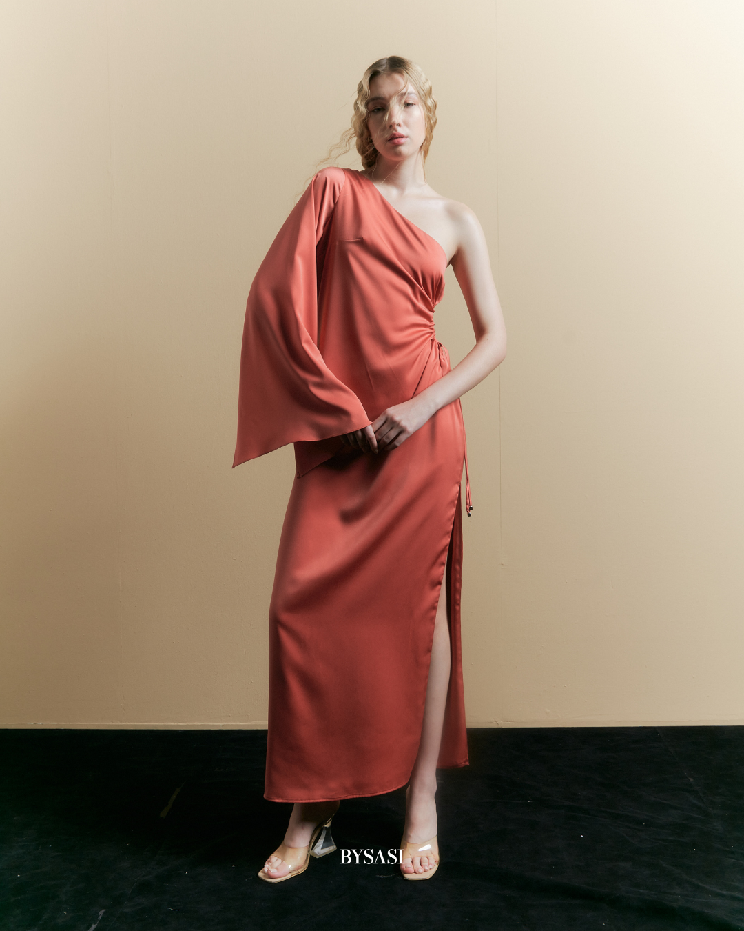 Bysasi Crosby one shoulder dressเดรสไหล่เดี่ยวย่นผ่าข้าง เดรสไปงานเลี้ยง ดินเนอร์ ปาร์ตี้