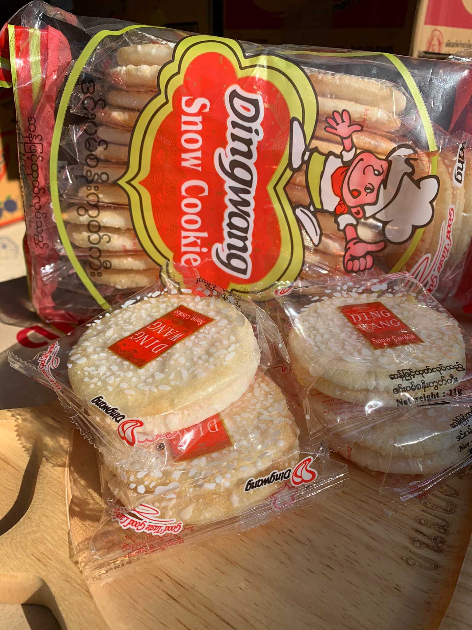 ขนมโดโซะพม่า ขนมแผ่นอบกรอบ โรยน้ำตาลเกล็ดหิมะ มีรสหวานกำลังดี เป็นขนมทานเล่นของชาวพม่า