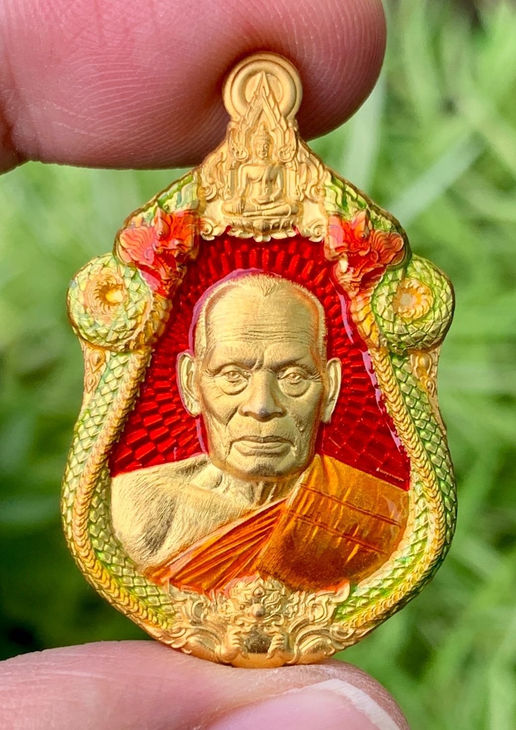 เหรียญเนื้อกะไหล่ทองลงยารุ่นเจ้าสัวเจ้าคุณพัฒน์