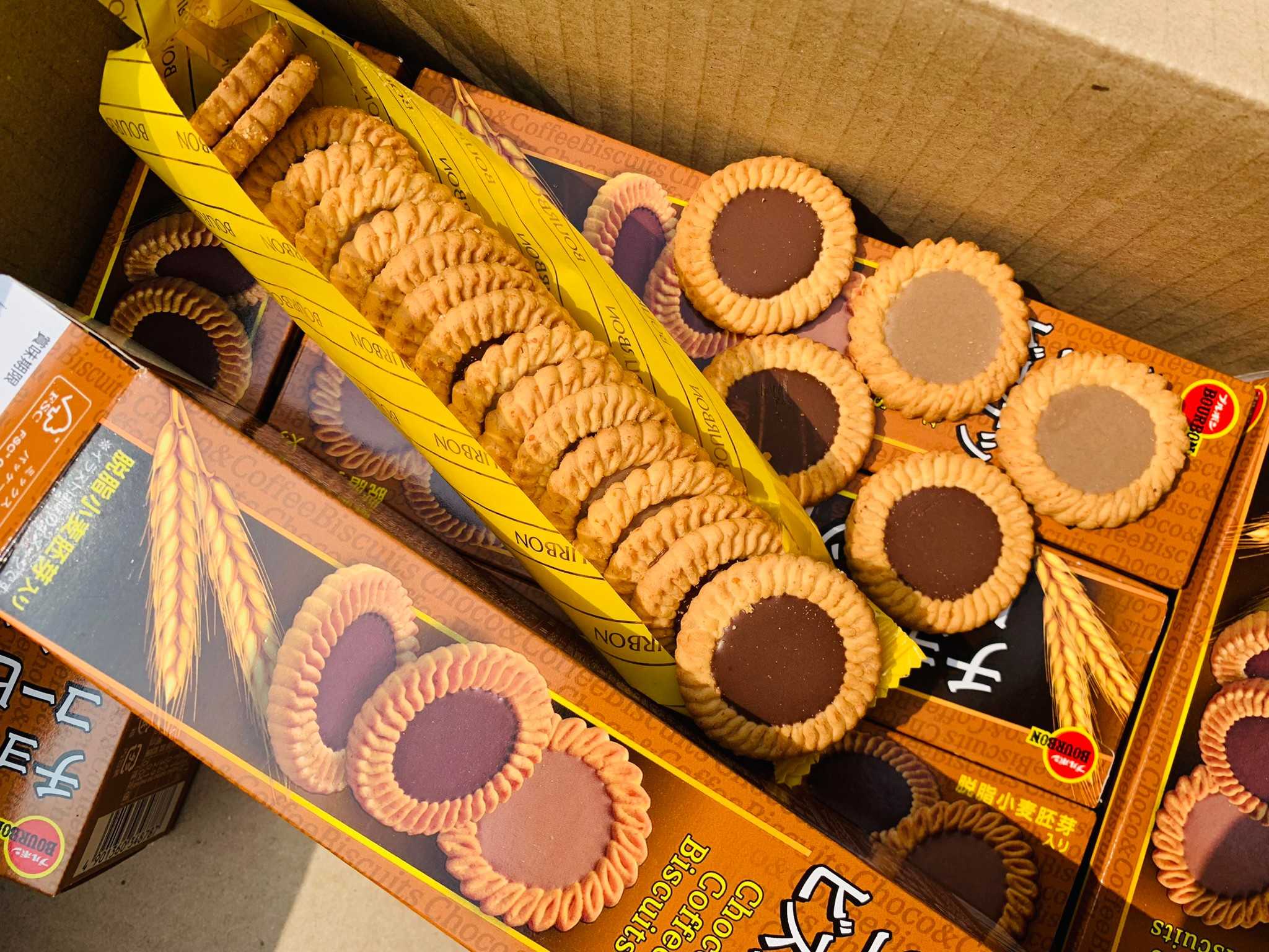 ขนมญี่ปุ่น บิสกิตญี่ปุ่น กล่องละ 79 บาท ( 24-27 ชิ้น ) Bourbon Choco & Coffee Biscuit