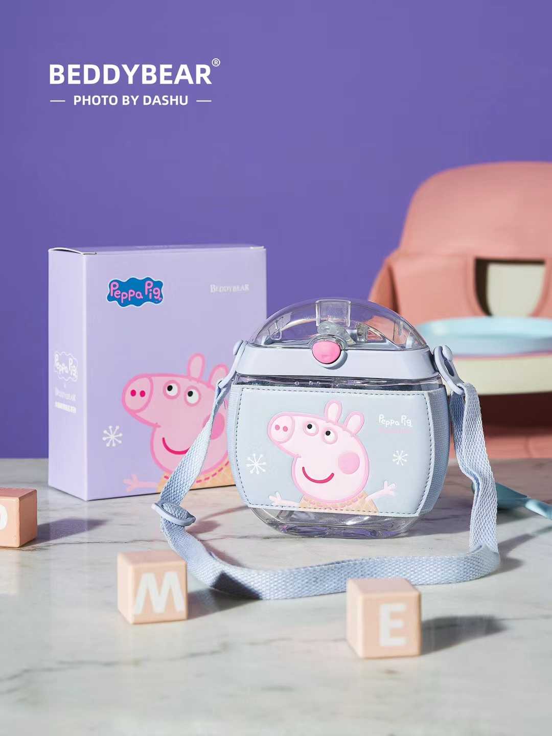 BeddyBearXPeppa Pig กระติกน้ำใสไตรตัน  ฝาหลอดดูดพร้อมปลอกหุ้มหนังและสายสะพาย BB011G2PP-011 800 ml.