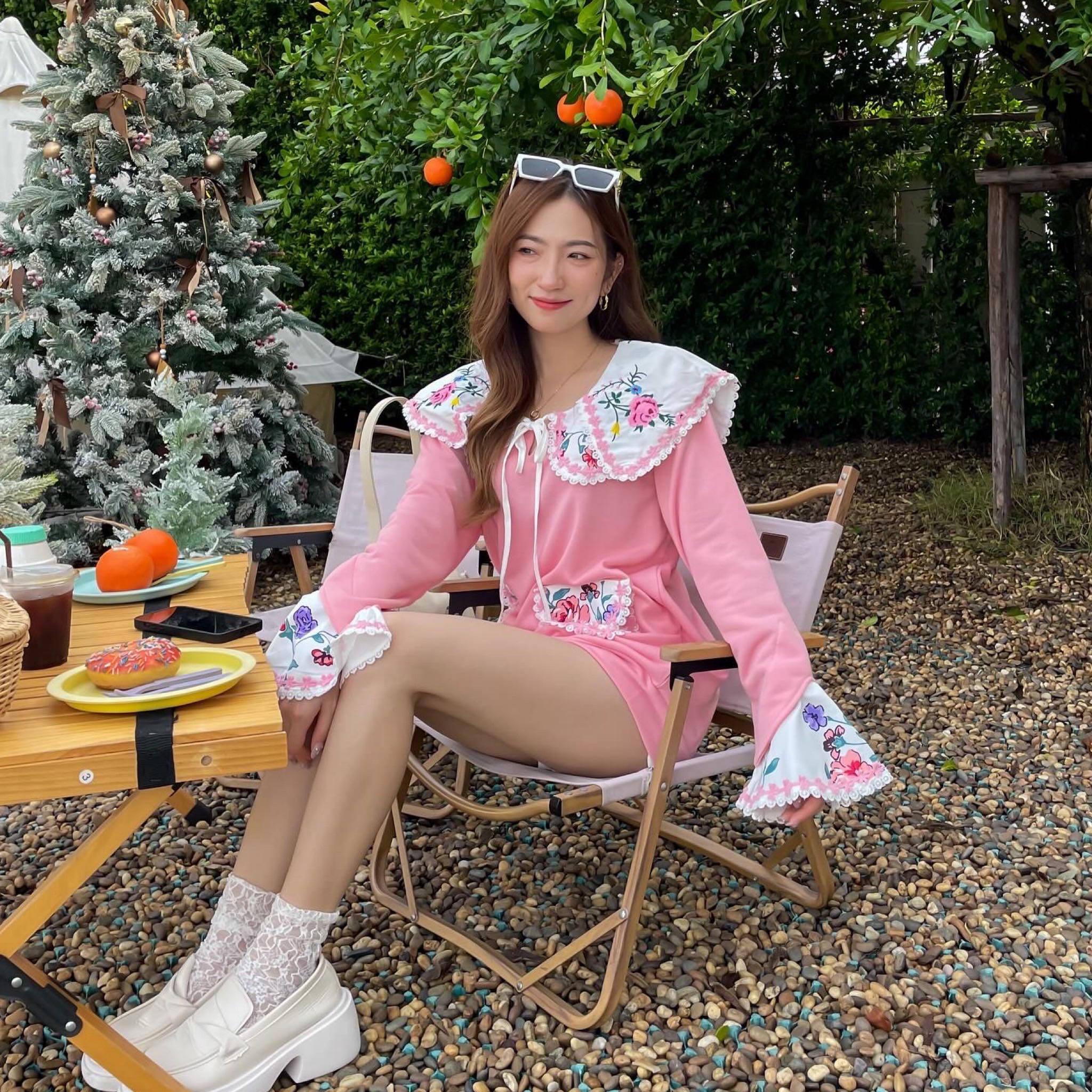 Rose sweater - สเวตเตอร์ปกคอลายกุหลาบ