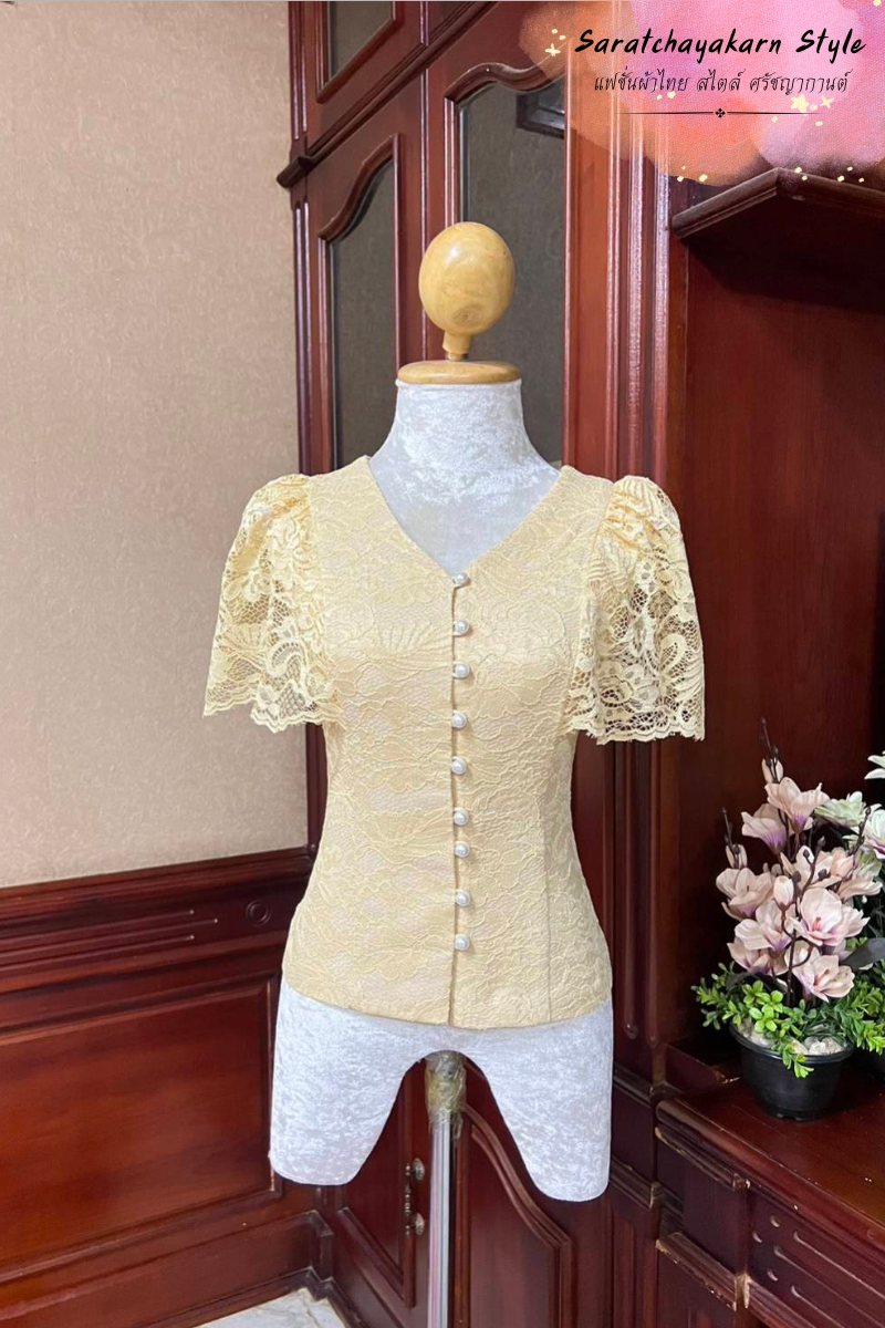 เสื้อลูกไม้อิตาลี่ คอวี แขนระบาย แพทเทิร์นเข้ารูป  ทรงสวย แมชใส่กับผ้าถุง ลุคแม่ออกต้องเข้าแล้ว