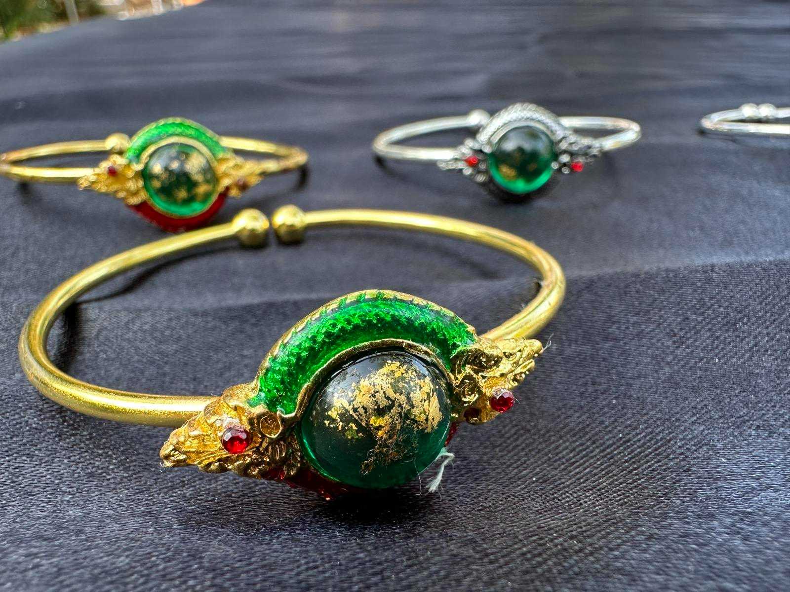 กำไลนาคา ด้านหลังอุดด้วยชันโรงและไม้รักซ้อน