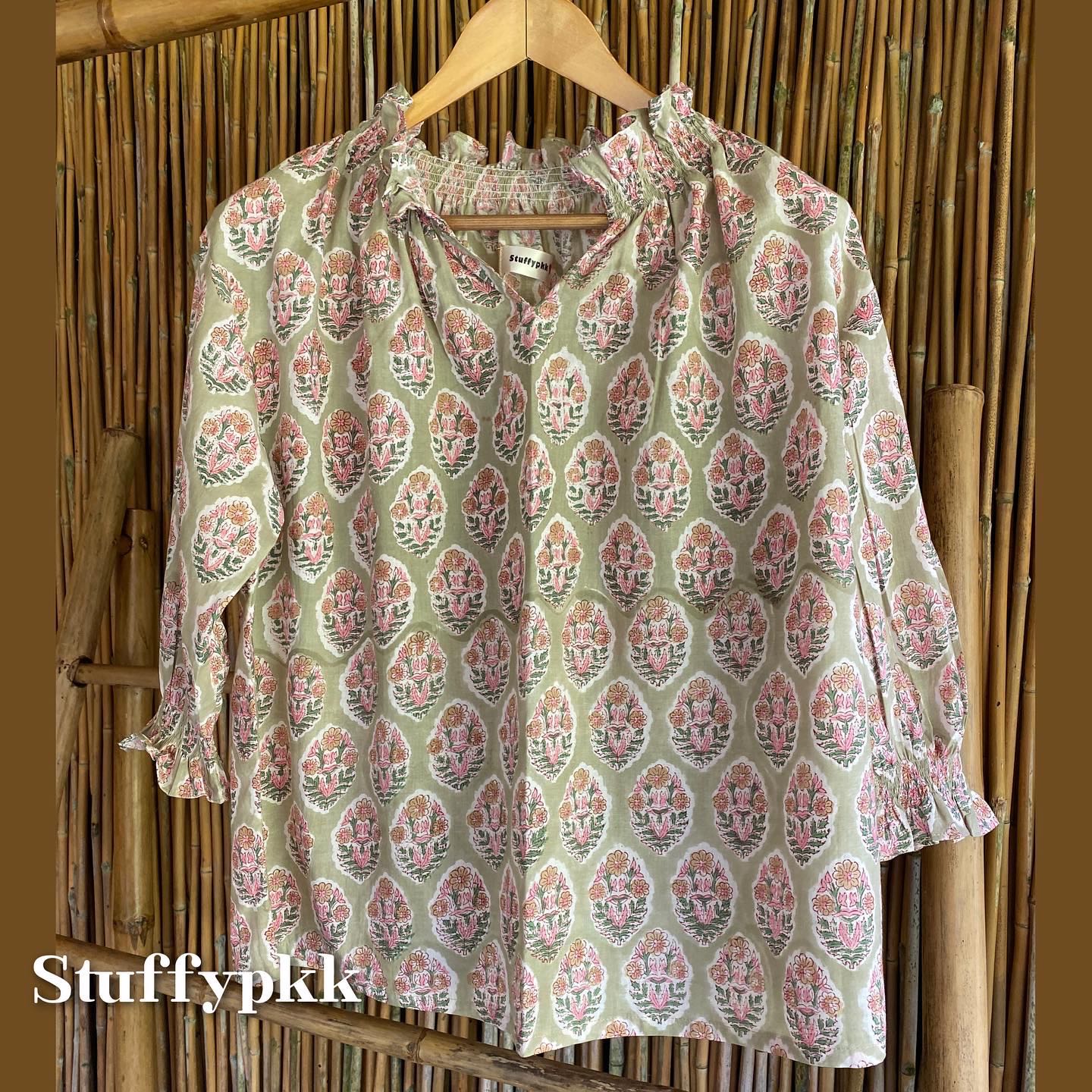 เสื้อคอระบายผ่าหน้า