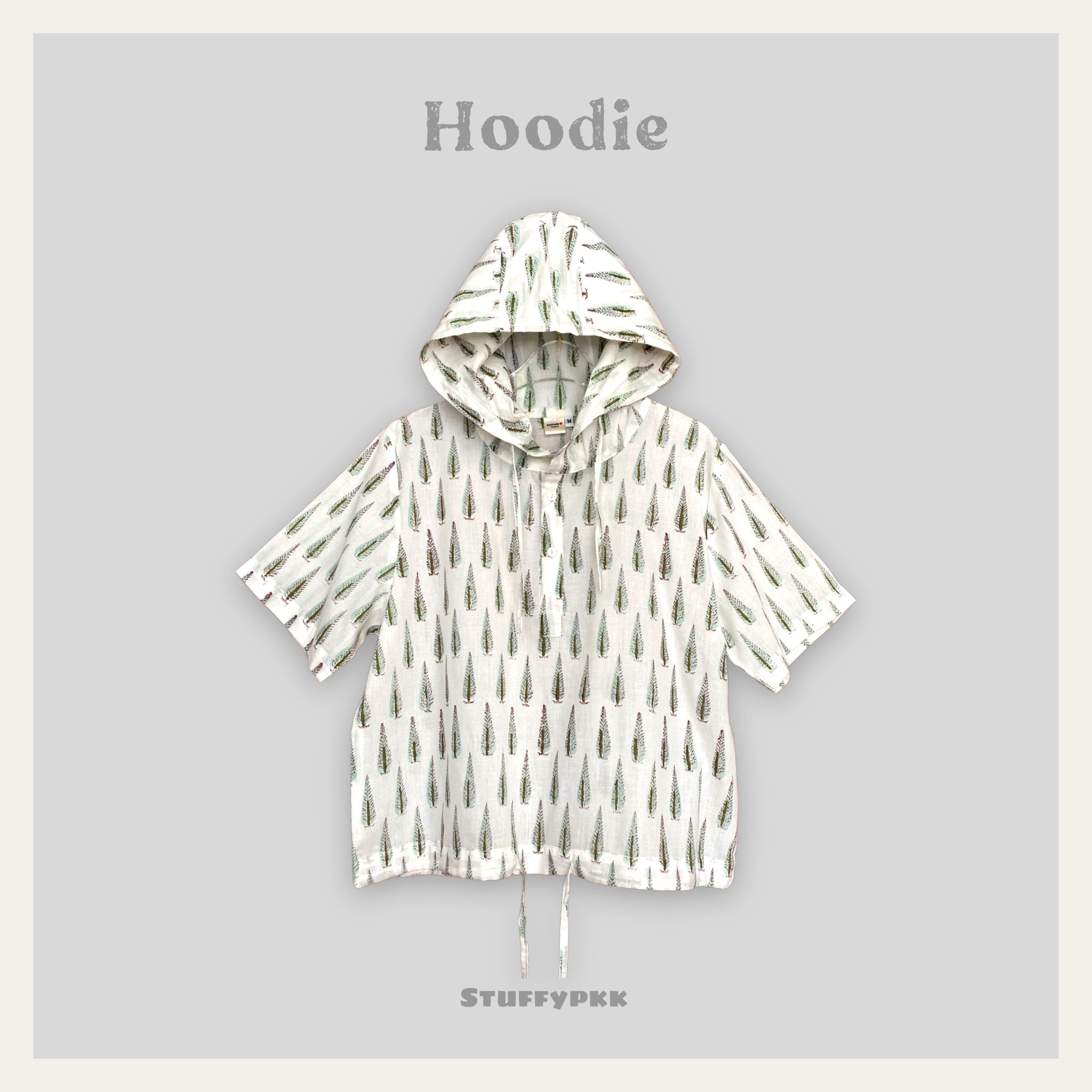 𝐇𝐨𝐨𝐝𝐢𝐞 𝐒𝐡𝐢𝐫𝐭 แขนสั้น สีขาวลายต้นสน