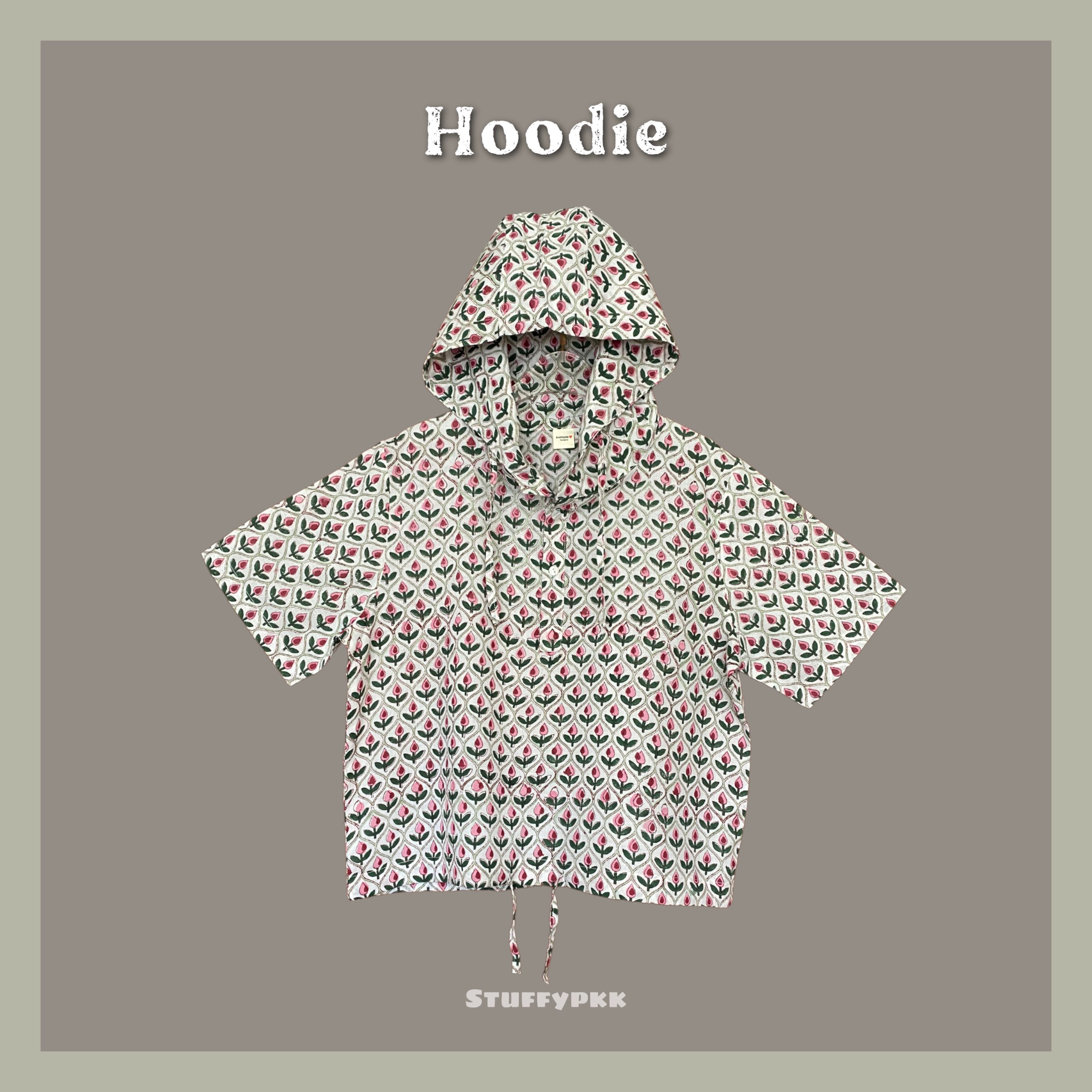 𝐇𝐨𝐨𝐝𝐢𝐞 𝐒𝐡𝐢𝐫𝐭 แขนสั้น สีขาวดอกแดงเขียว