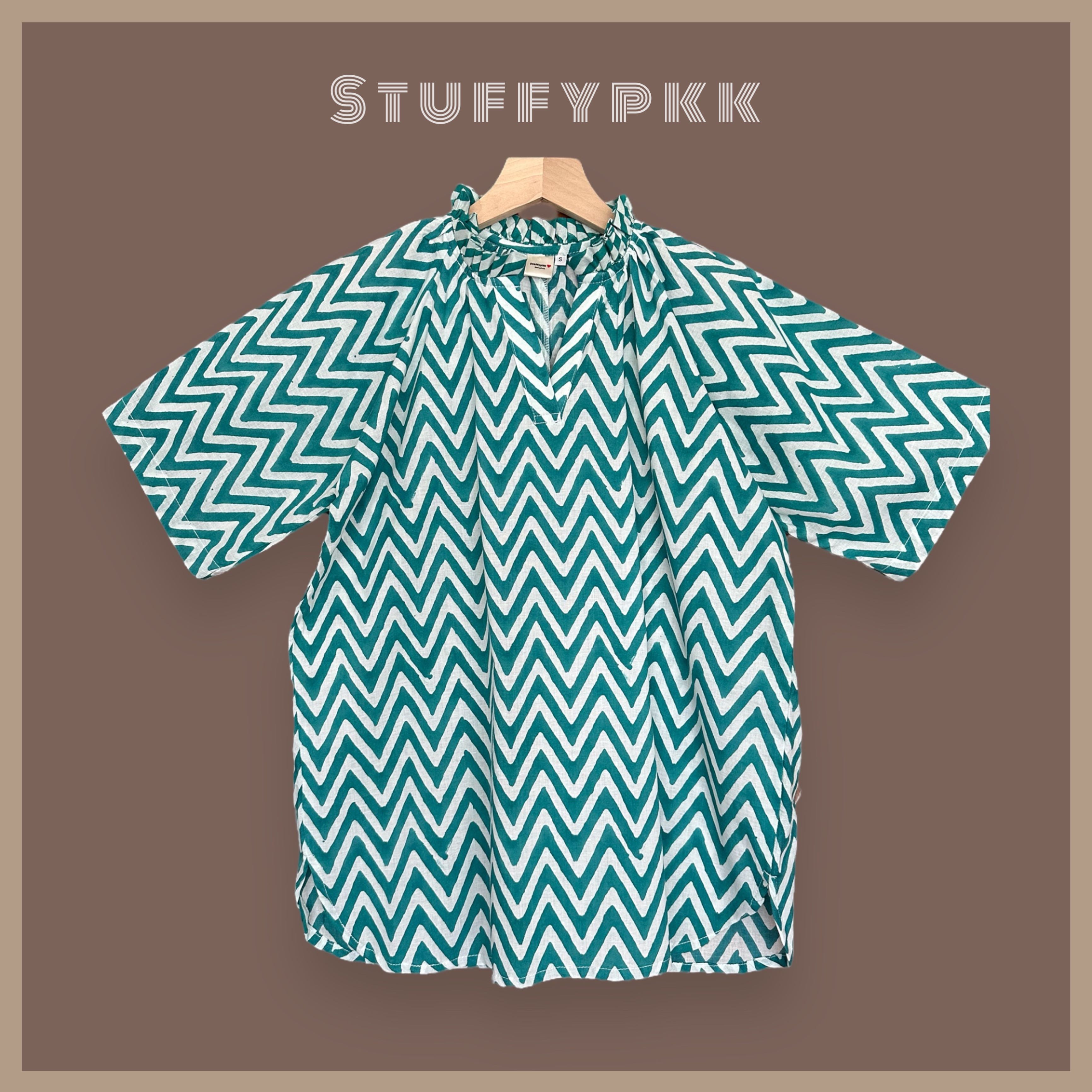 เสื้อคอจีบระบาย แขนสั้นสีเขียวลายทาง