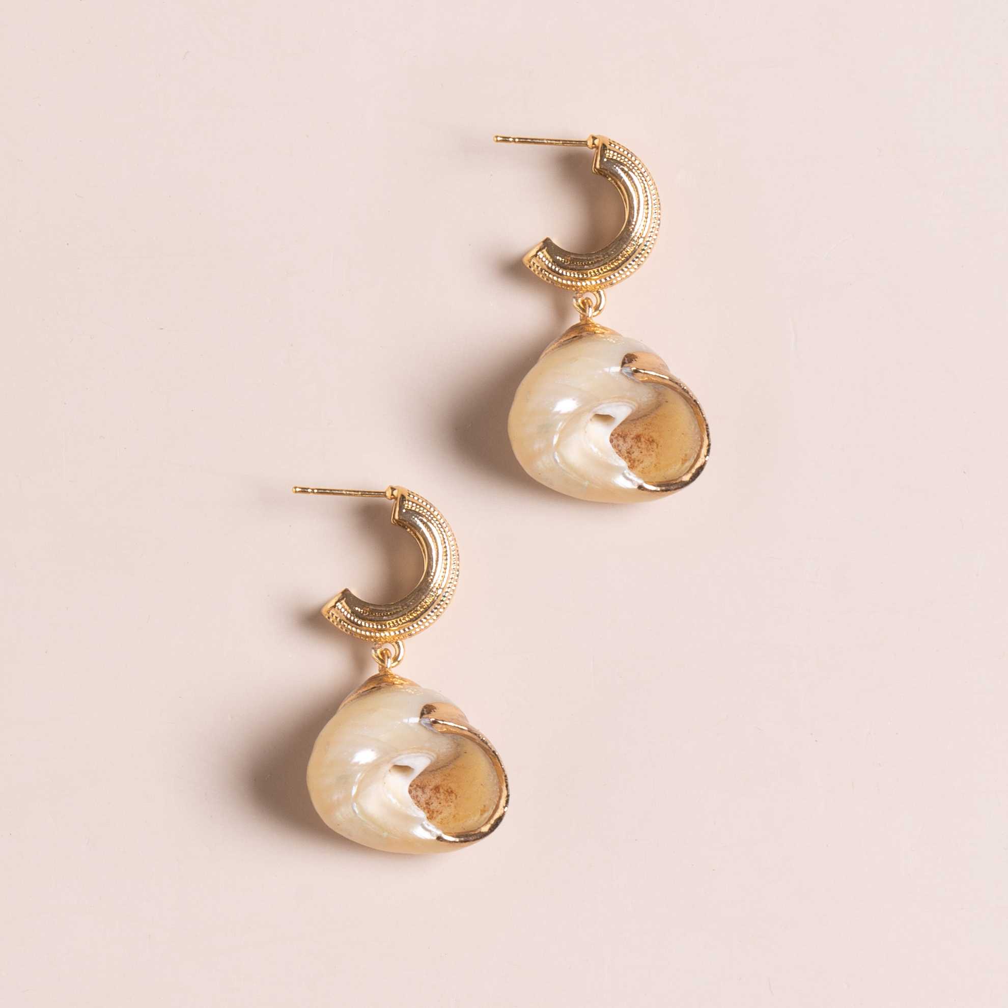 FRESH WATER PEARL DROP HUGGIE