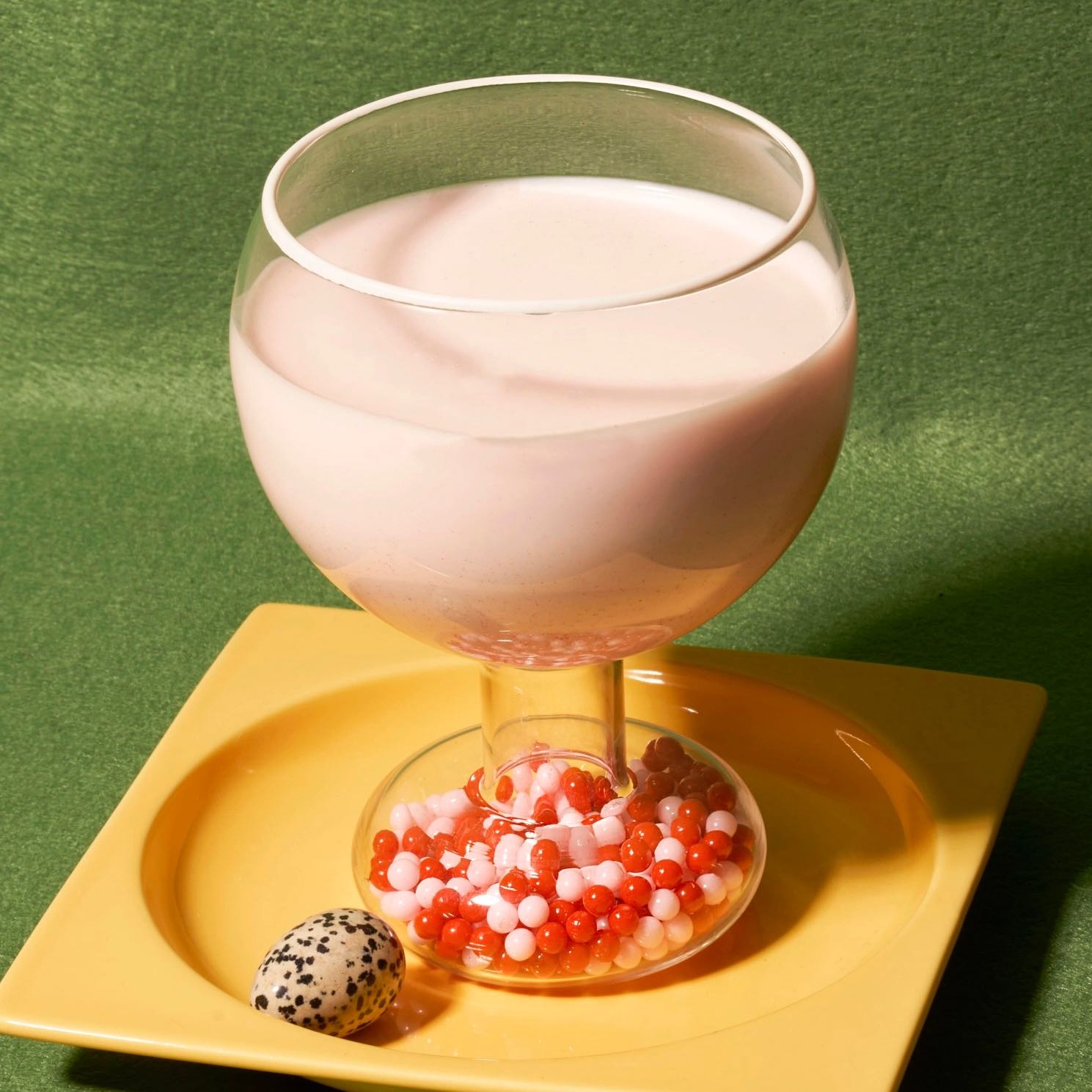Shaking a pearl glass (Pre-order)