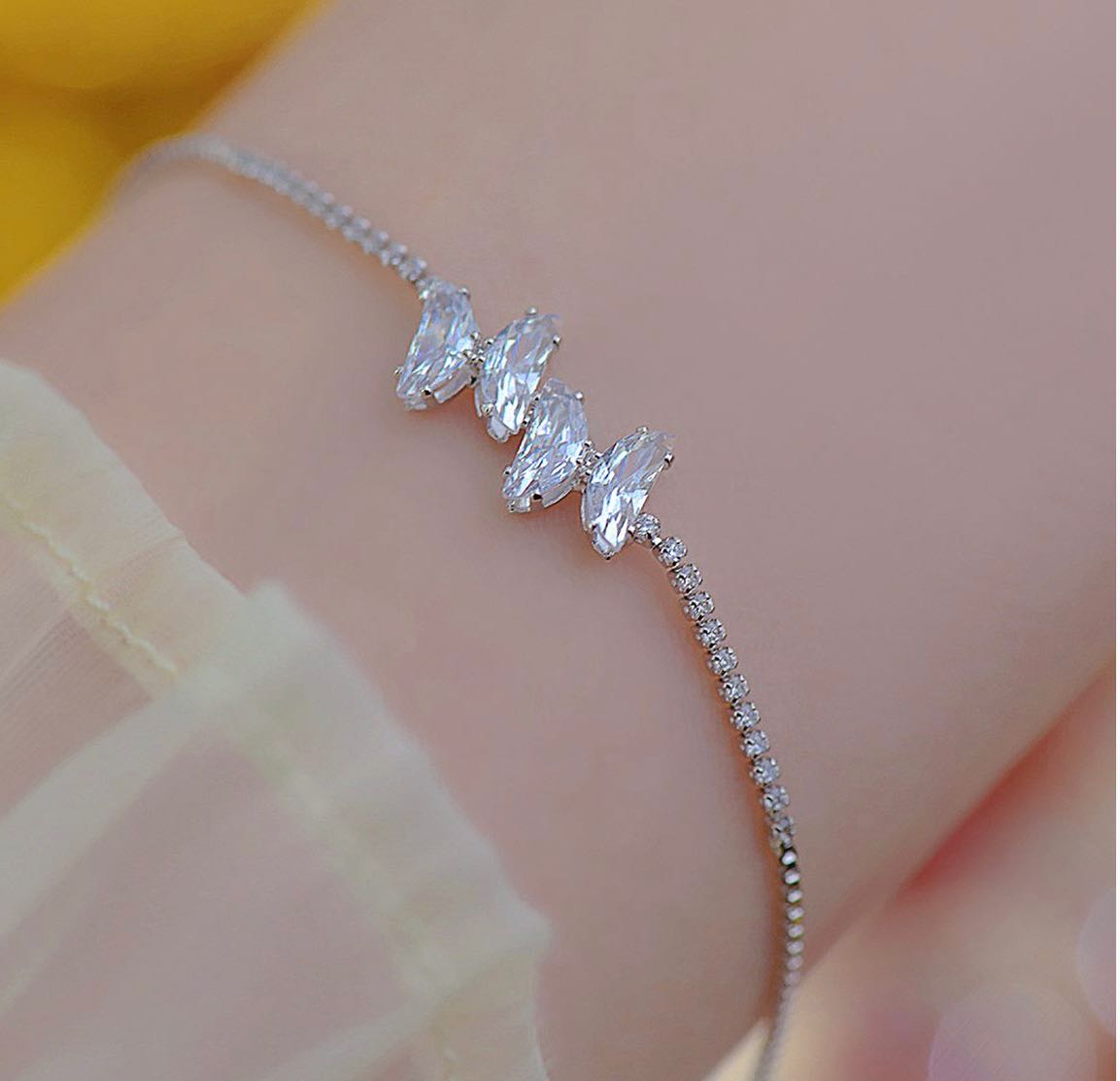 สร้อยข้อมือ ชุบทองคำขาว  ประดับด้วยผีเสื้อตัวน้อย เพขร CZ  สายรูดปรับได้