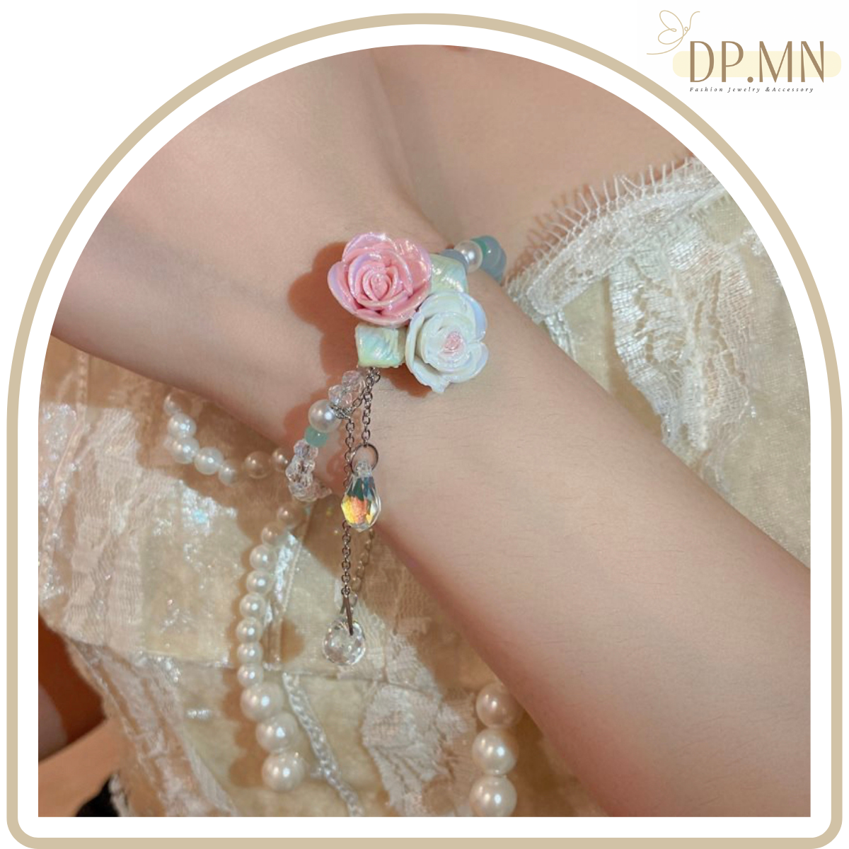 Flower in the Garden สร้อยข้อมือ ชุบทองคำขาว คริสตัลสีฟ้า/ขาวใส  ประดับด้วยดอกไม้สีชมพู/ขาว มีระย้า