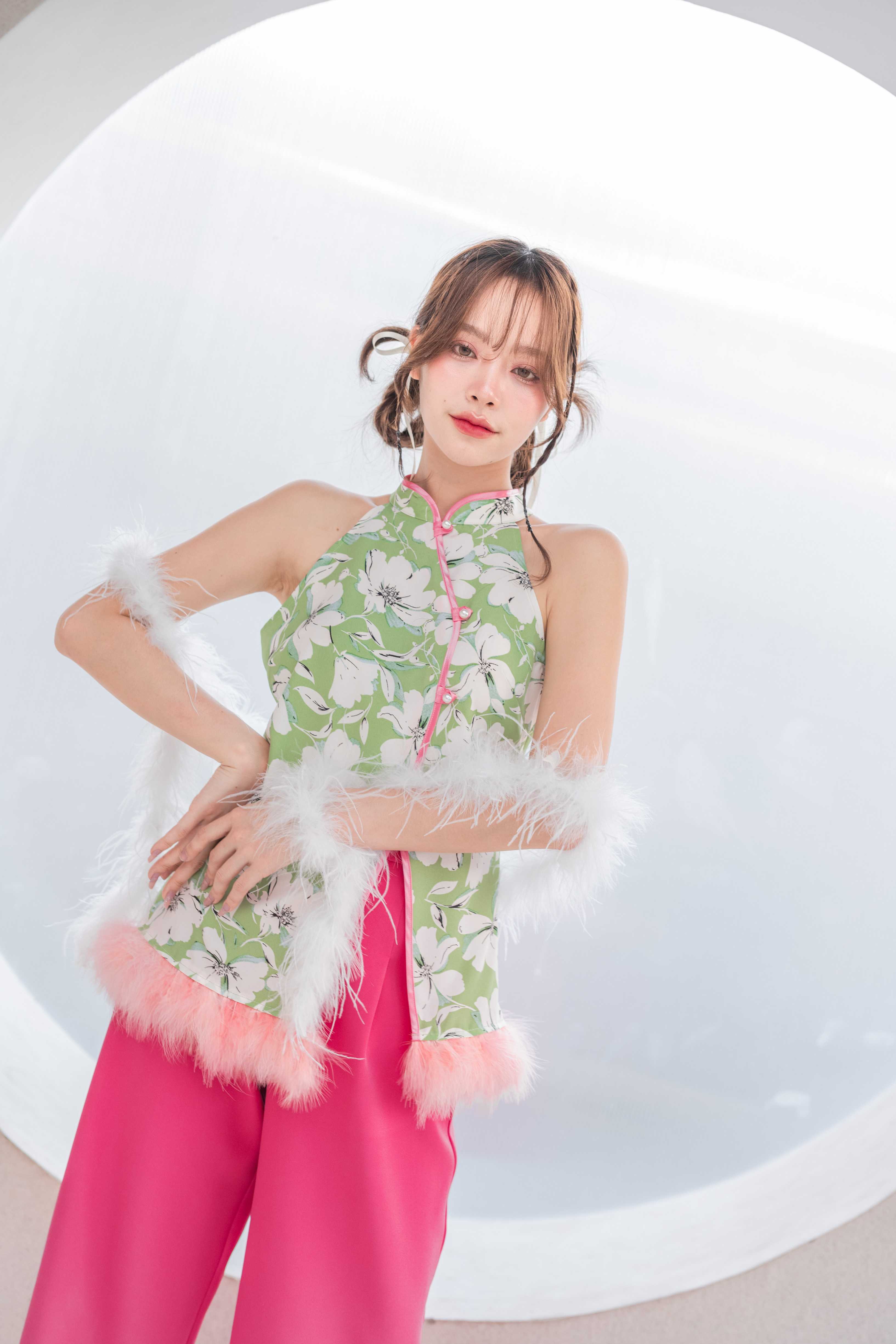 CNY2024 - XIN YI น้องซินอี้ เสื้อทรงแขนกุด ตกแต่งขนนกที่ชายเสื้อ