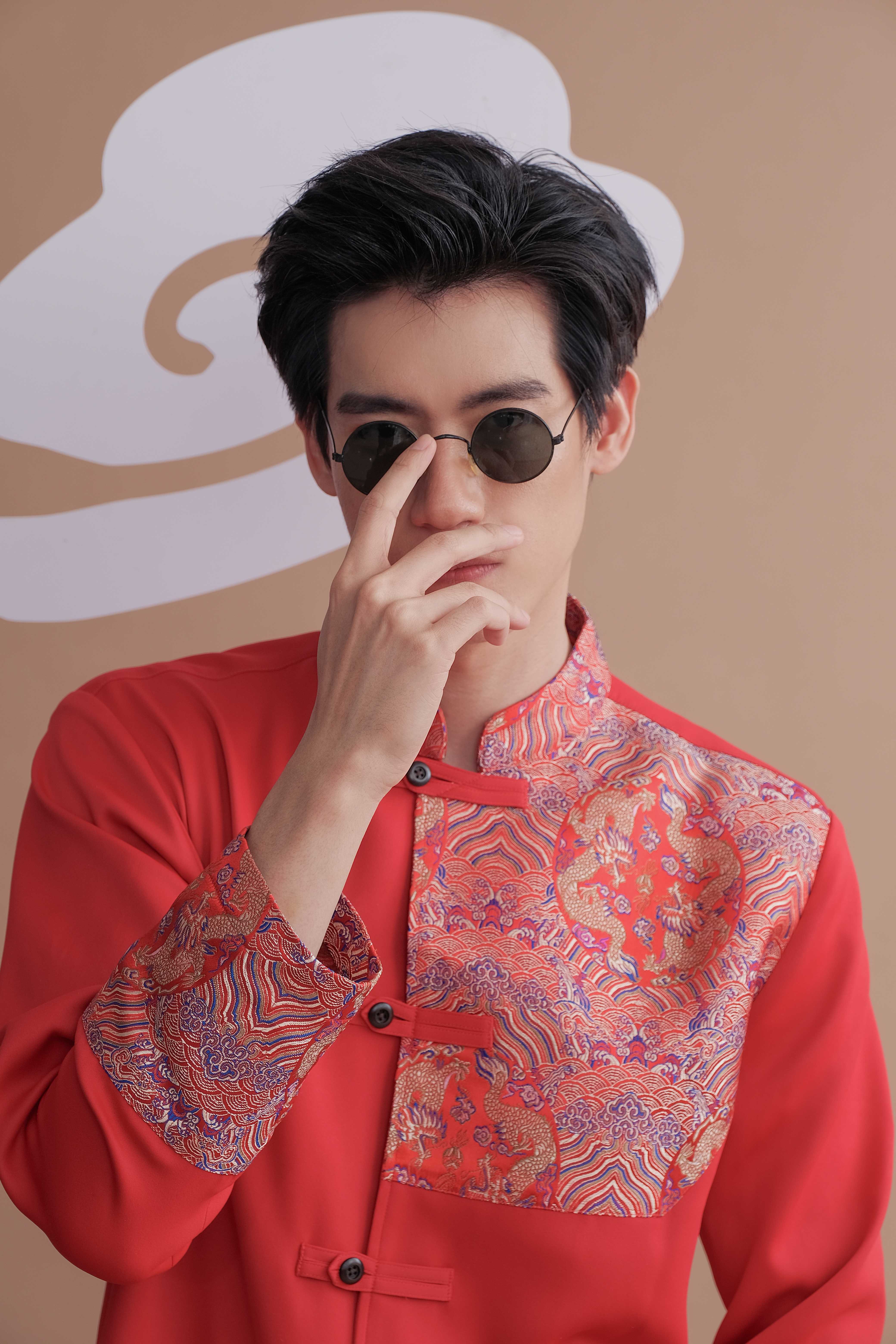 CNY 2024 เสื้อตรุษจีนผู้ชายสีแดงสดแต่งลาย รุ่น LHONG