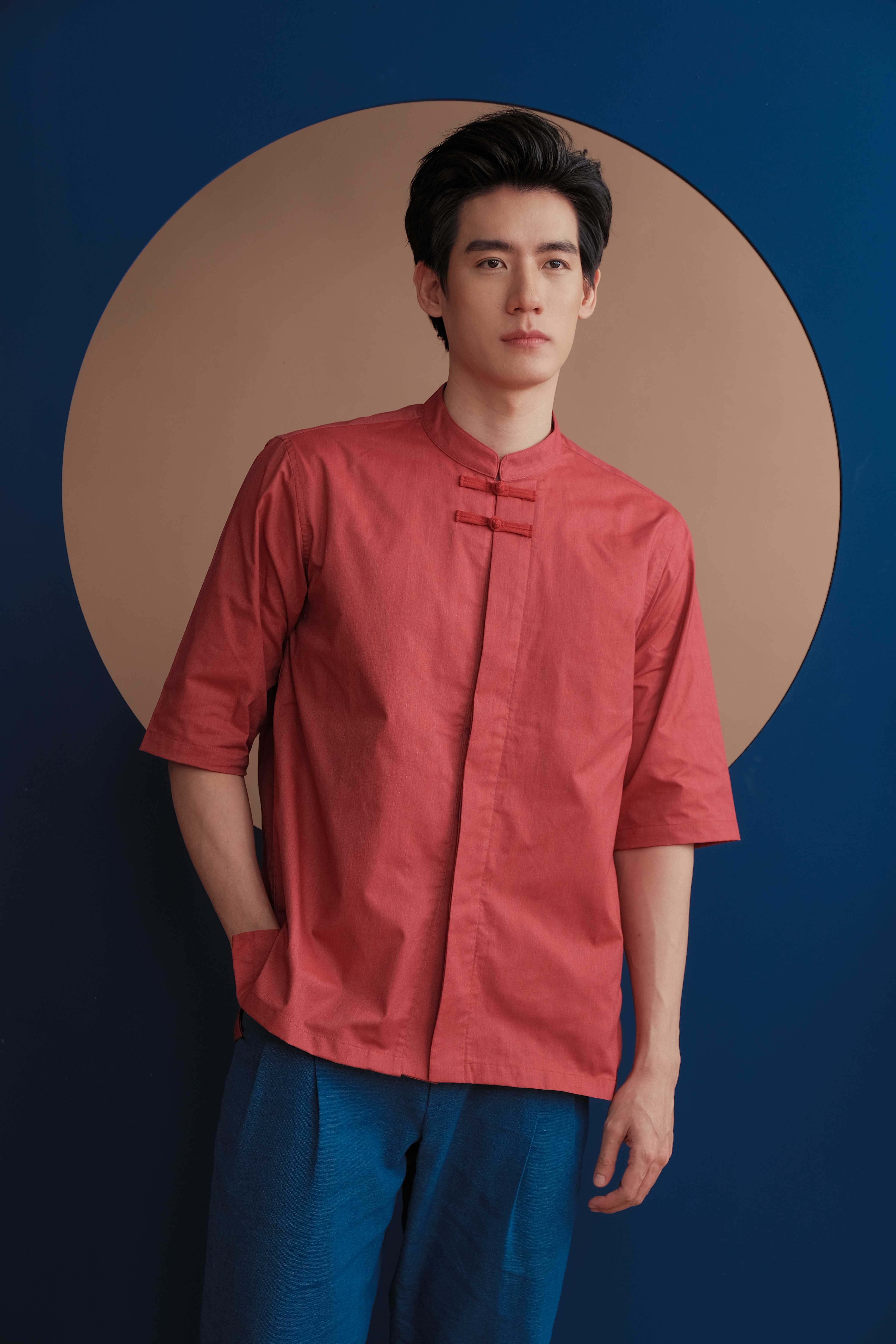 MU เสื้อเชิ้ตแขนสามส่วนคอจีนผ้า oxford สีแดง