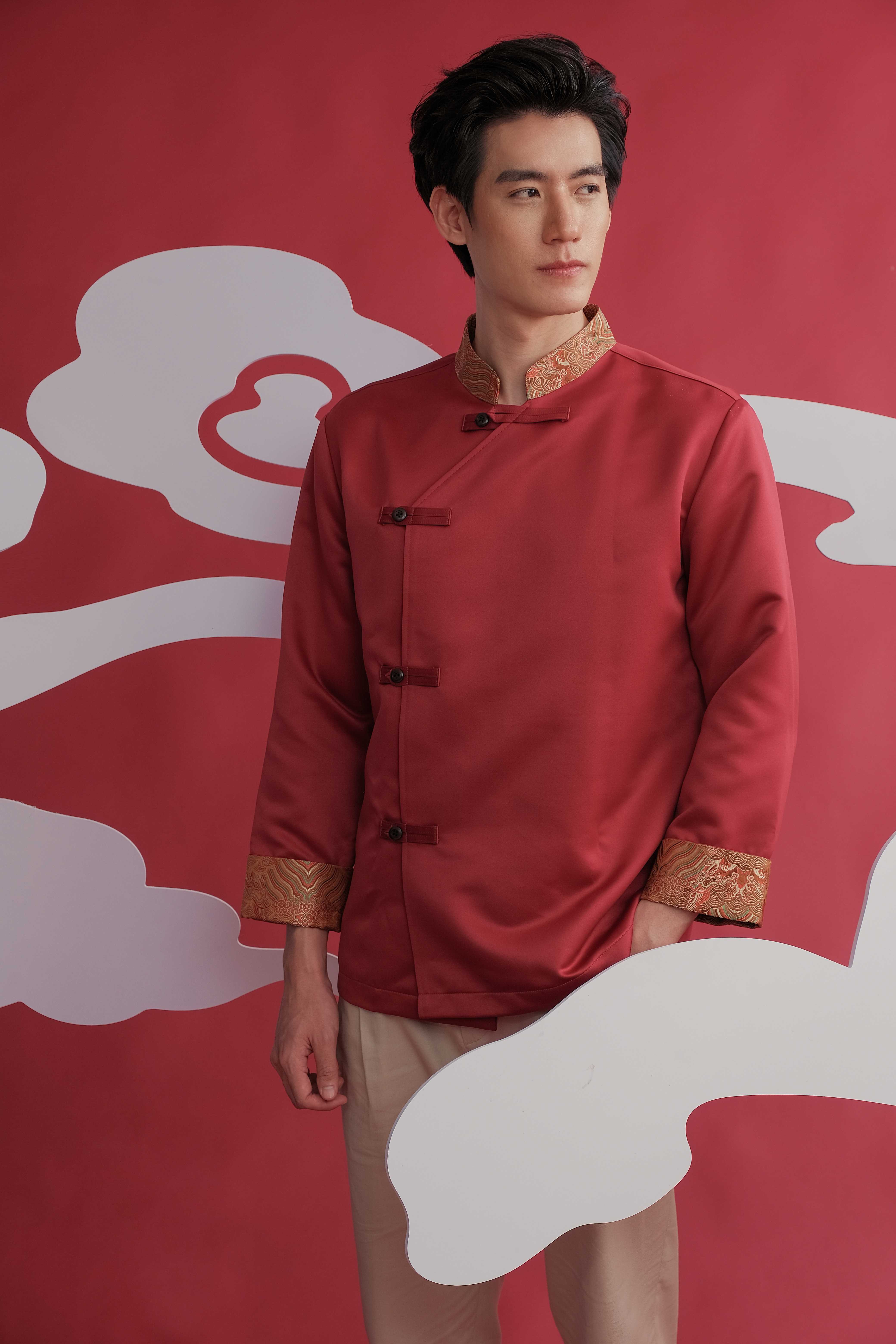 CNY 2024 เสื้อตรุษจีนผู้ชายสีแดงเข้มแต่งลาย รุ่น LEE