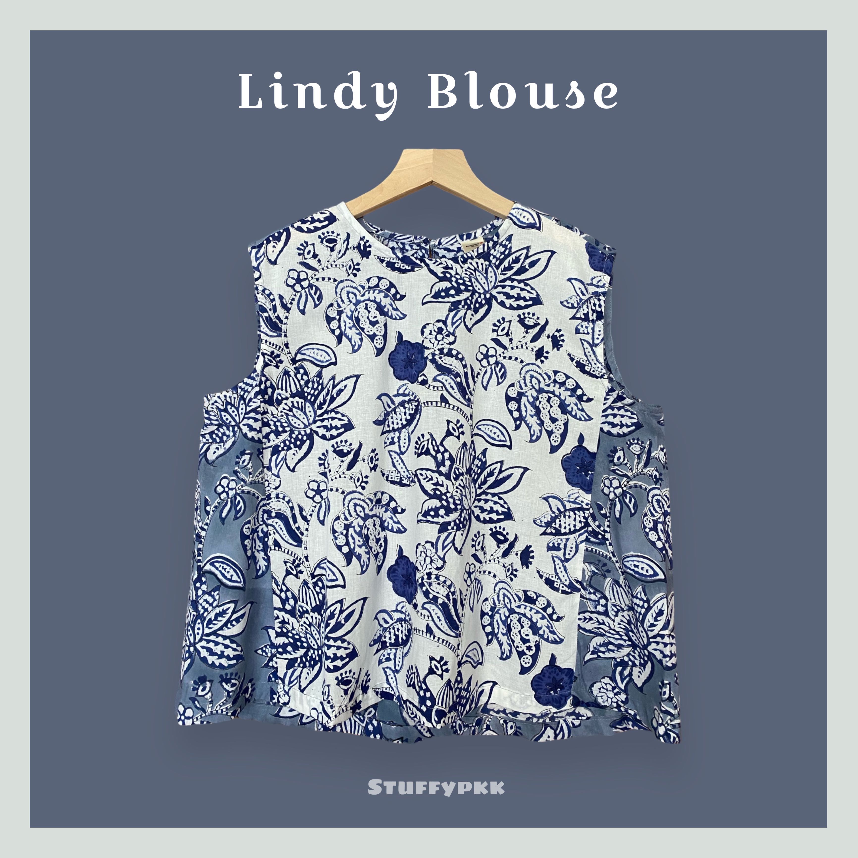 𝐋𝐢𝐧𝐝𝐲 𝐓𝐨𝐩 เสื้อแขนกุดสีขาวน้ำเงิน