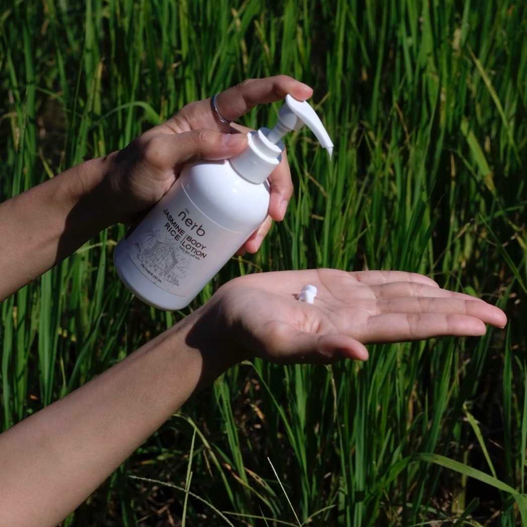 Nerb Body Lotion  250 ml. โลชั่นบำรุงผิวกาย ผิวนุ่มชุ่มชื่น หอมกลิ่นน้ำนมข้าว เพิ่มเสน่ห์ชวนหลงใหล