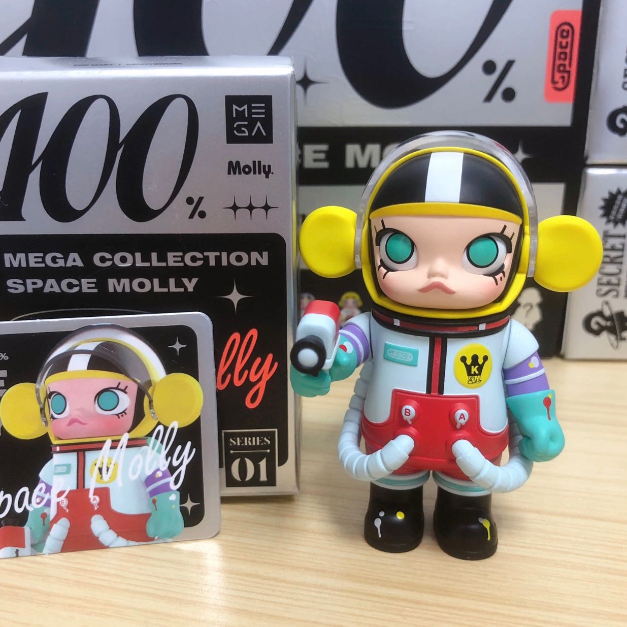 popmart : mega space 100% molly v.1-little painter เช็คการ์ดไม่แกะตัว (ส่งฟรี)