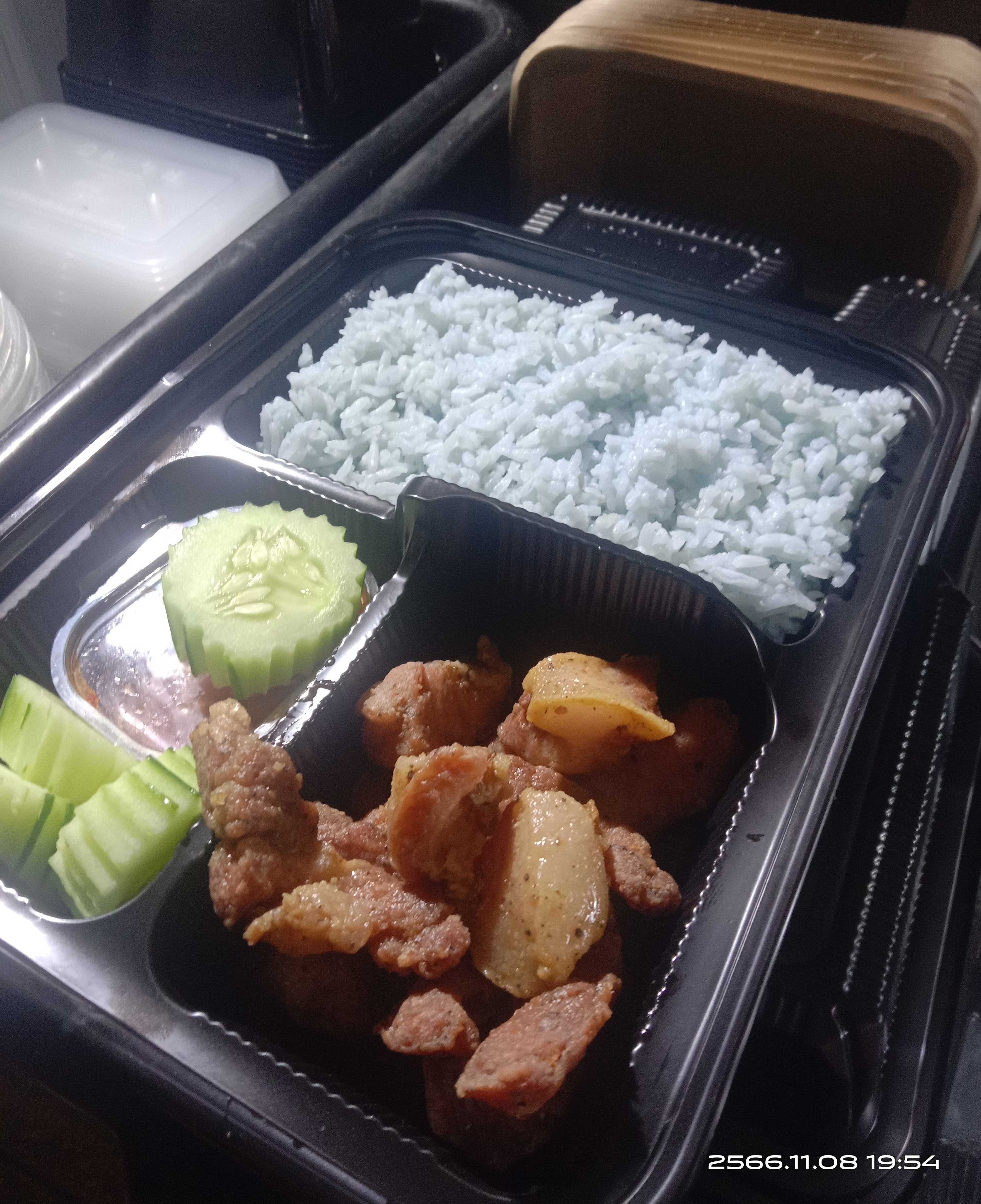 ข้าว+สันคอหมูทอดน้ำปลา