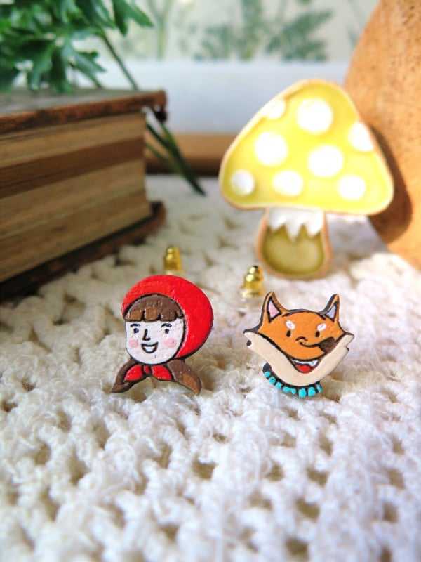 Wooden earring little red riding hood