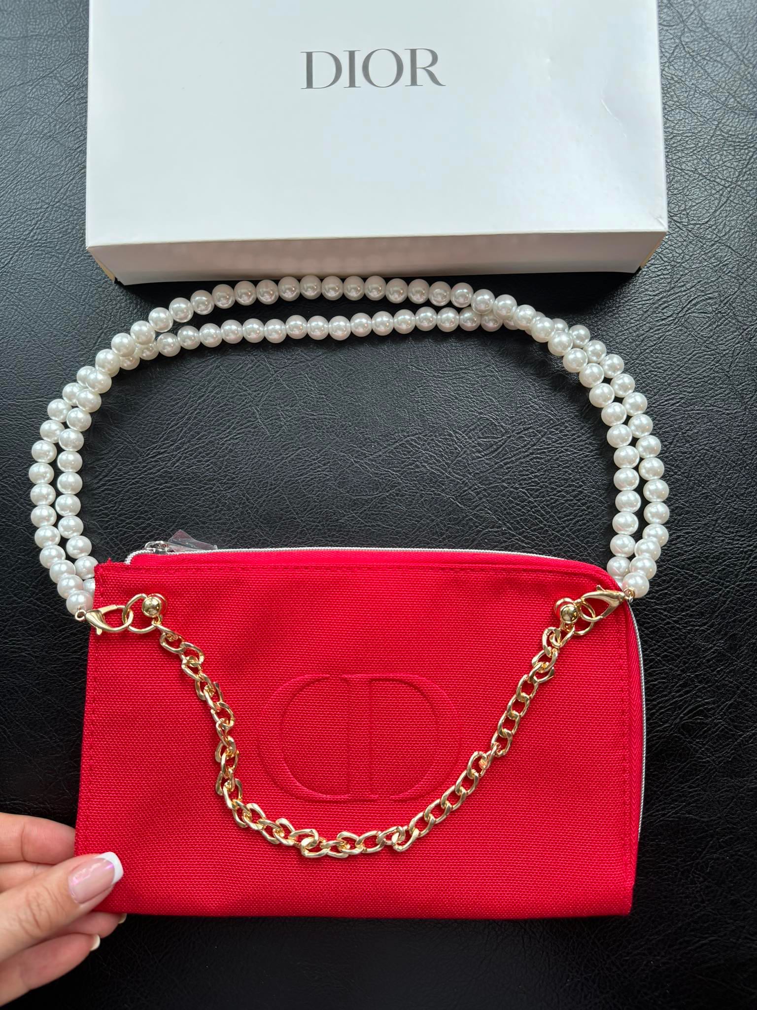 Dior กระเป๋าทรงสี่เหลี่ยมสีแดง สายมุก2เส้น