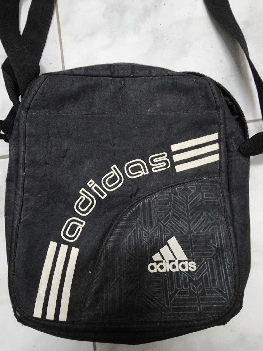 กระเป๋า ADIDAS ของใหม่ เก่าเก็บ สภาพดี ไม่ค่อยได้ใช้งาน เดิมๆ สวย มีสายสะพายข้าง