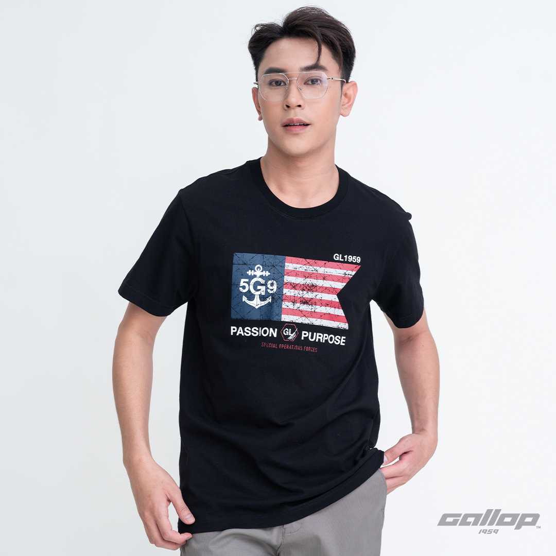 GALLOP : Graphic Tee เสื้อยืดพิมพ์ลาย ผ้าคอตตอนผู้ชาย รุ่น GT9144 สี Black - ดำ / ราคาปกติ 790.-