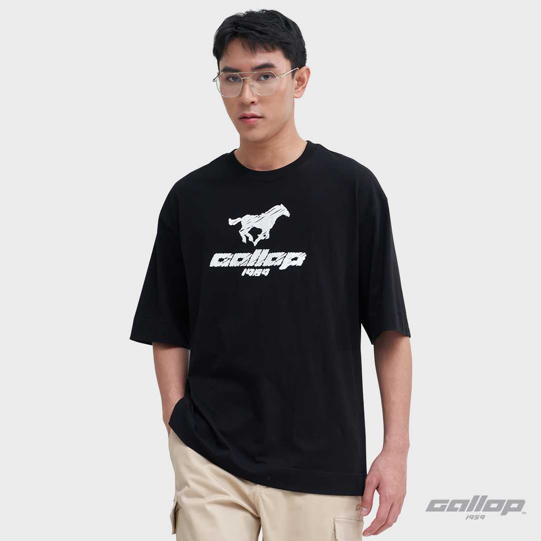 GALLOP : Men's Wear เสื้อ OVER SIZE T-Shirt พิมพ์ลาย Graphic รุ่น ตัดต่อหลัง GT9133 สี Black - ดำ