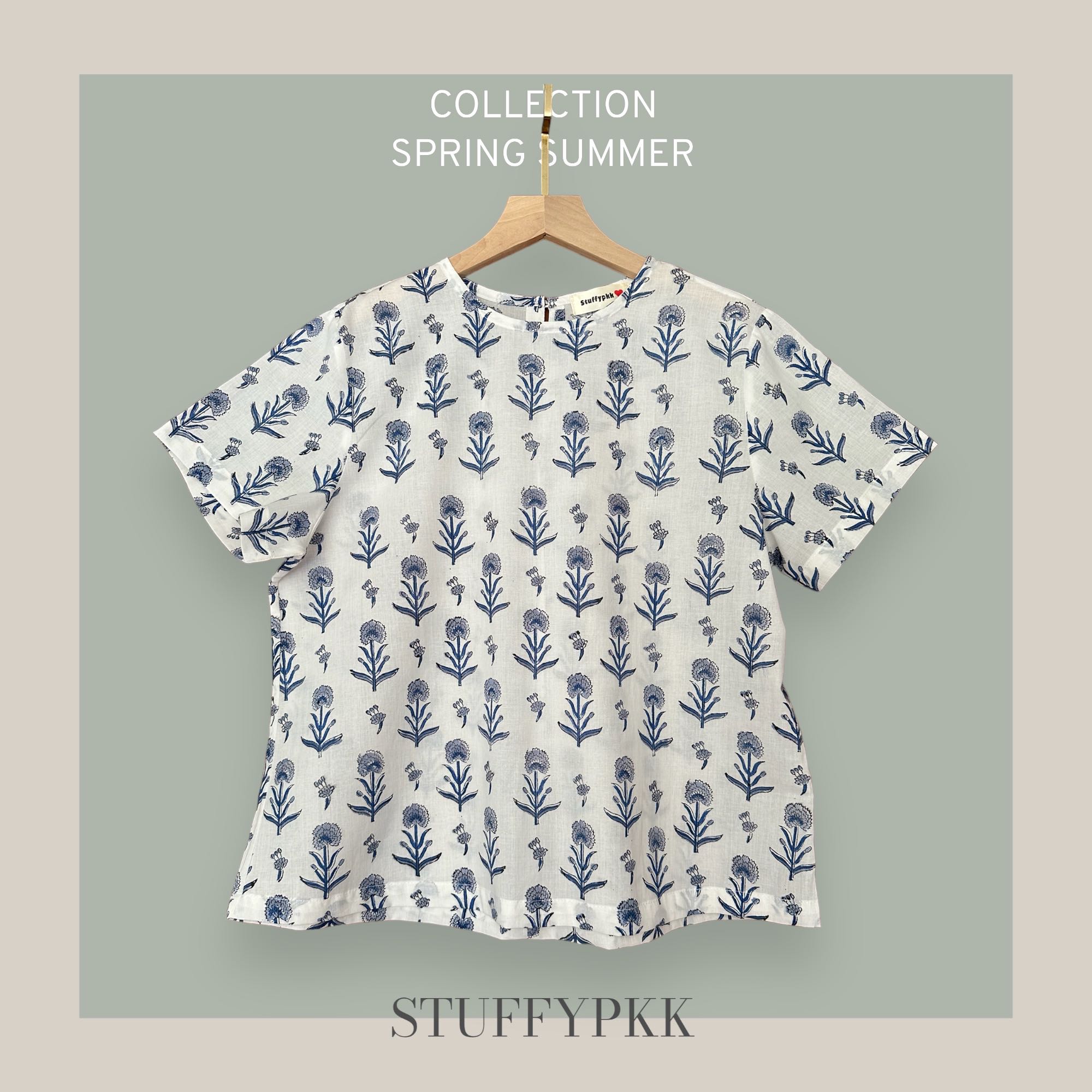 เสื้อคอกลมแขนสั้น สีขาวดอกน้ำเงิน