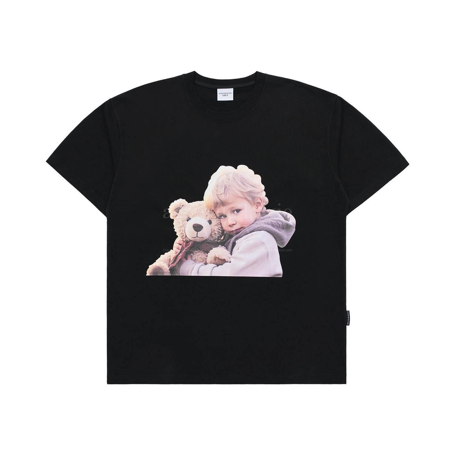 /พร้อมส่ง/ ADLV BABY FACE BEAR DOLL HUG SHORT SLEEVE T-SHIRT BLACK