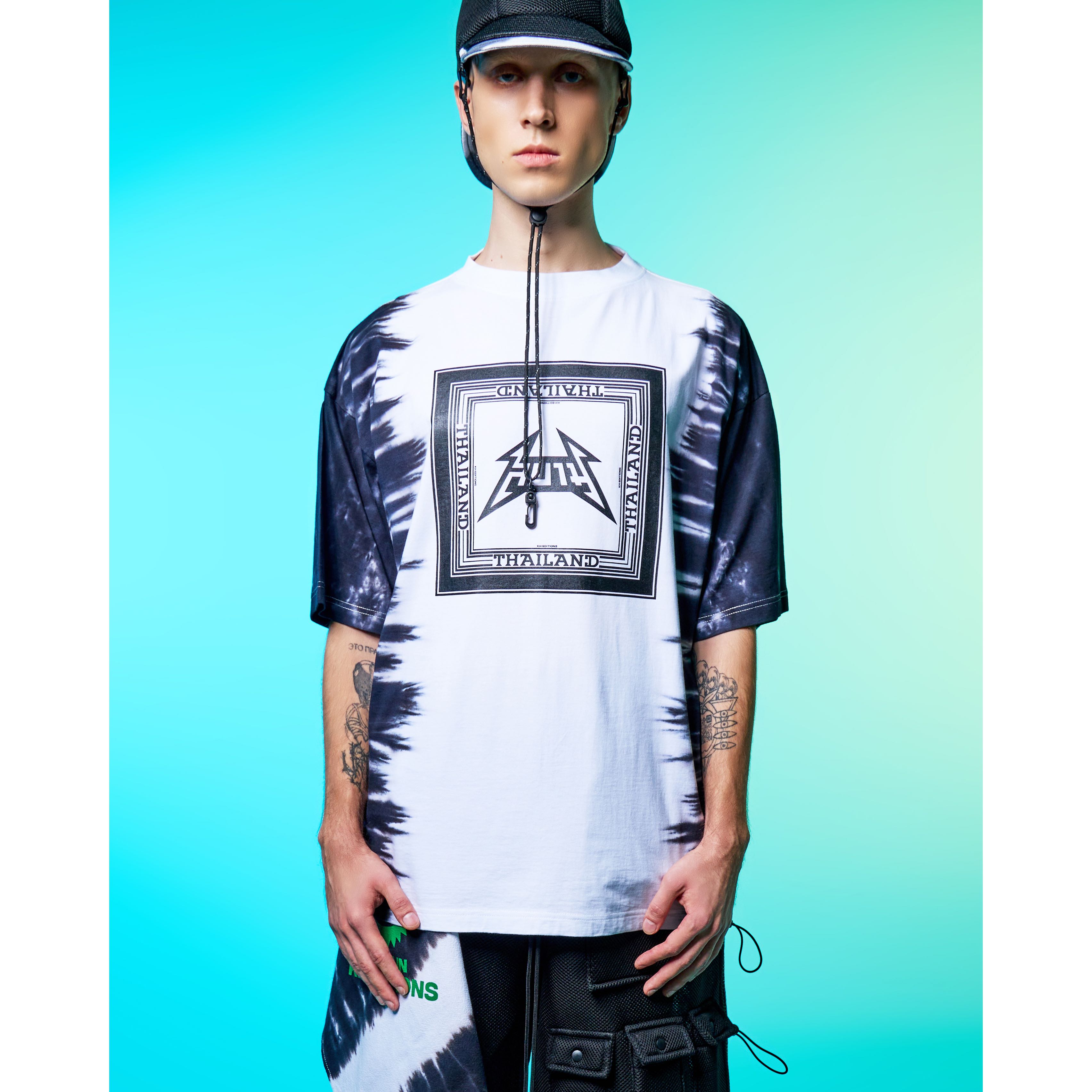 GRAPHIC PRINT WITH TIE DYE T-SHIRT | เสื้อยืดแขนสั้น พิมพ์ลายและมัดย้อม