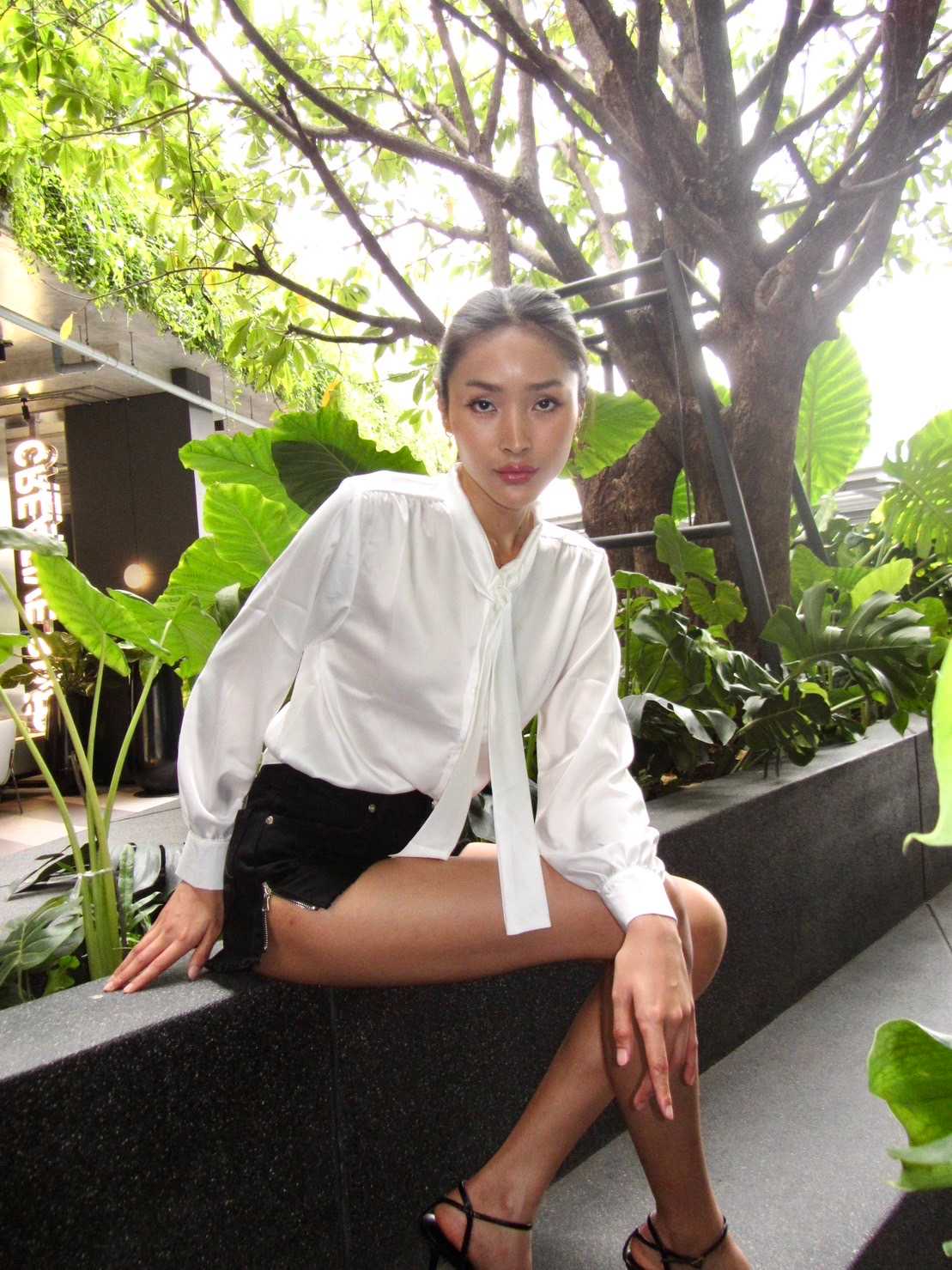MOTTOM - Olivia เสื้อเบลาส์คอผูกโบว์ผ้าไหม