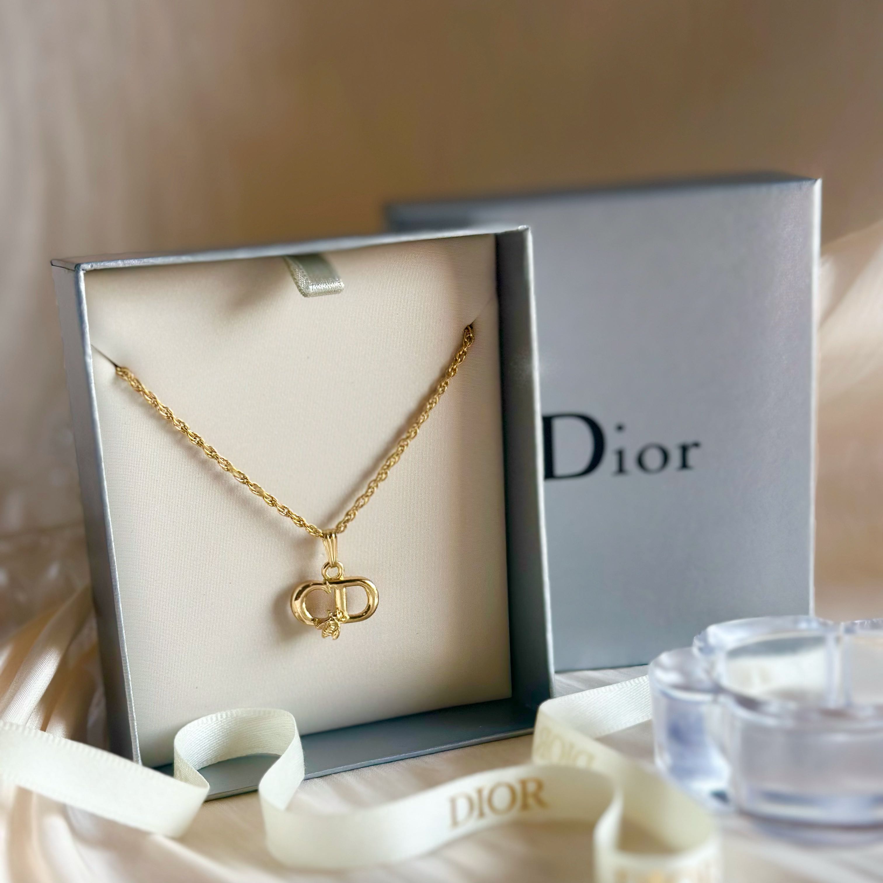 CD BEE vintage necklace🌹