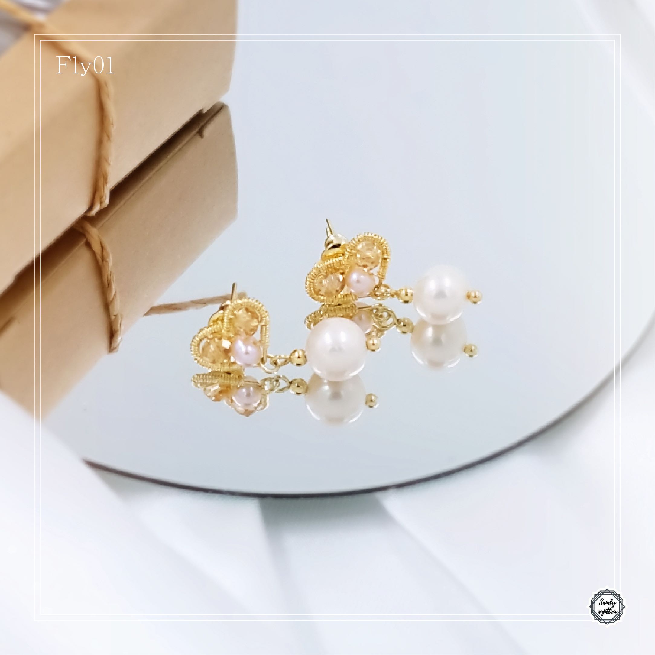 Fly01  ต่างหูรูปหัวใจ คริสตัลและมุก (Crystal & Pearl)