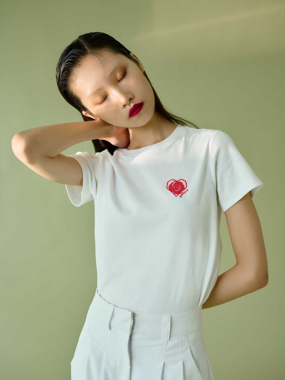 UPTOYOU CNY TEE HEART WHITE เสื้อยืด wrinkle free งานพิมพ์ลายและงานปักที่ตัวหนังสือ